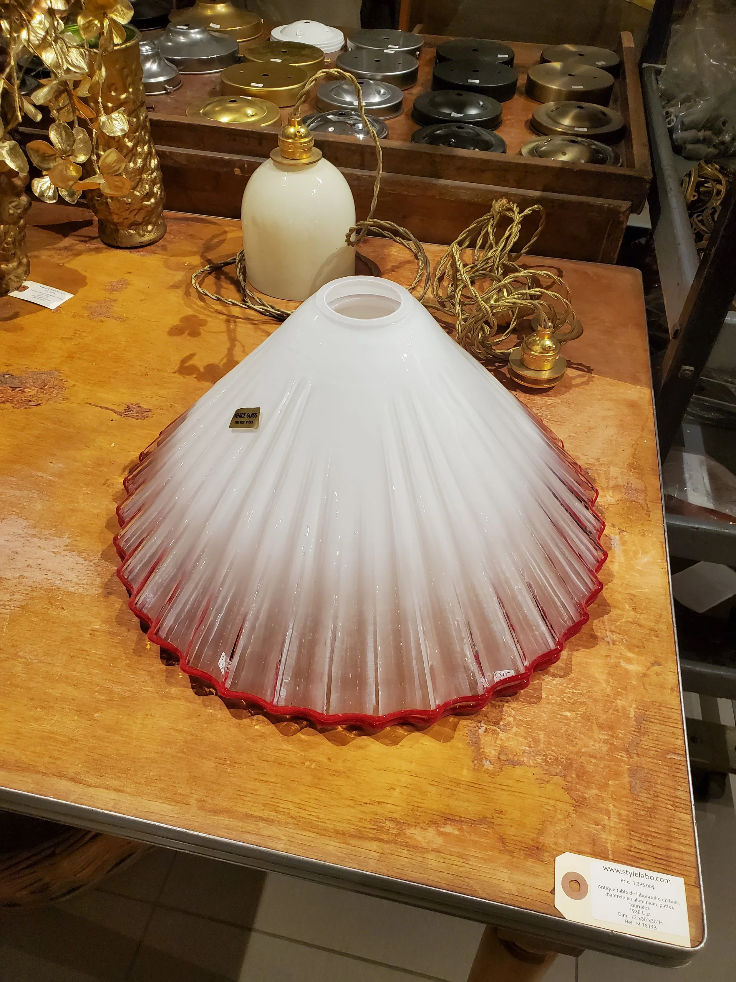 Suspension en verre Murano bords dentelés rouge vintage L 3092