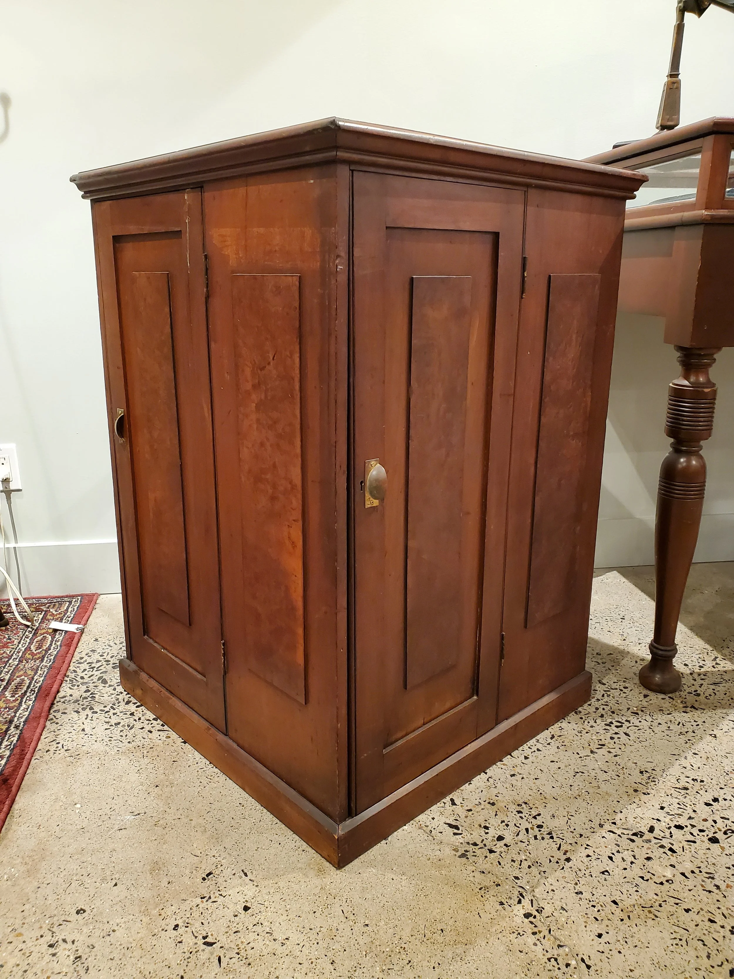 Bibliothèque en noyer 4 portes antique M 1609