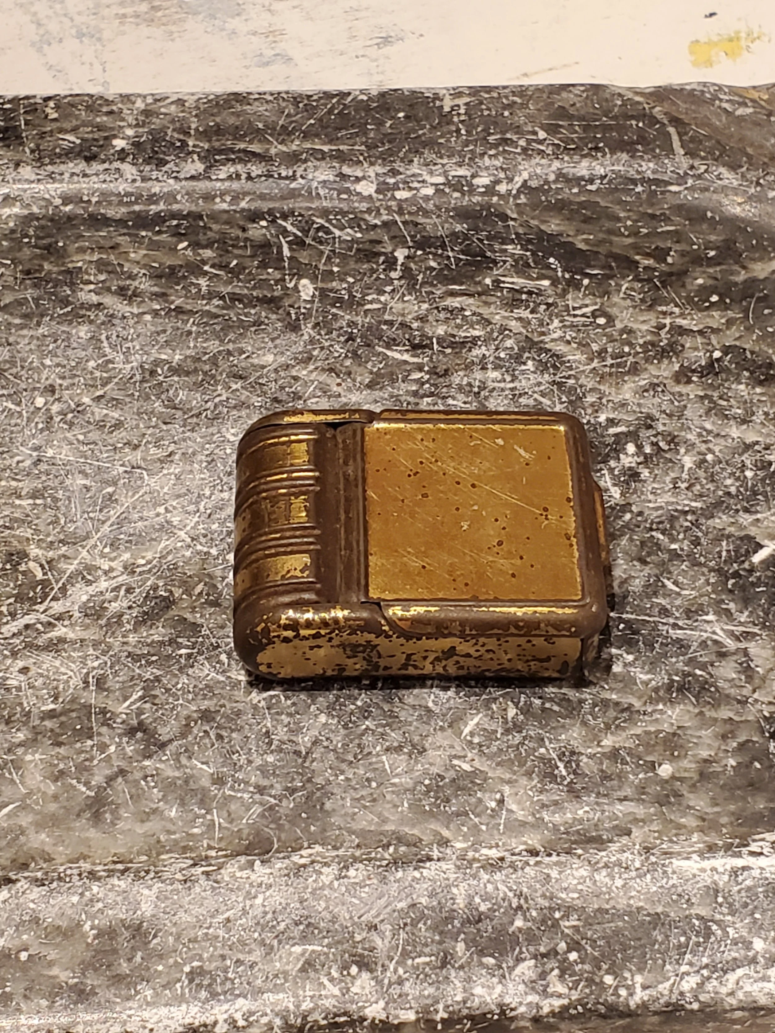 Boite à pilules "Livre " en laiton antique P 373