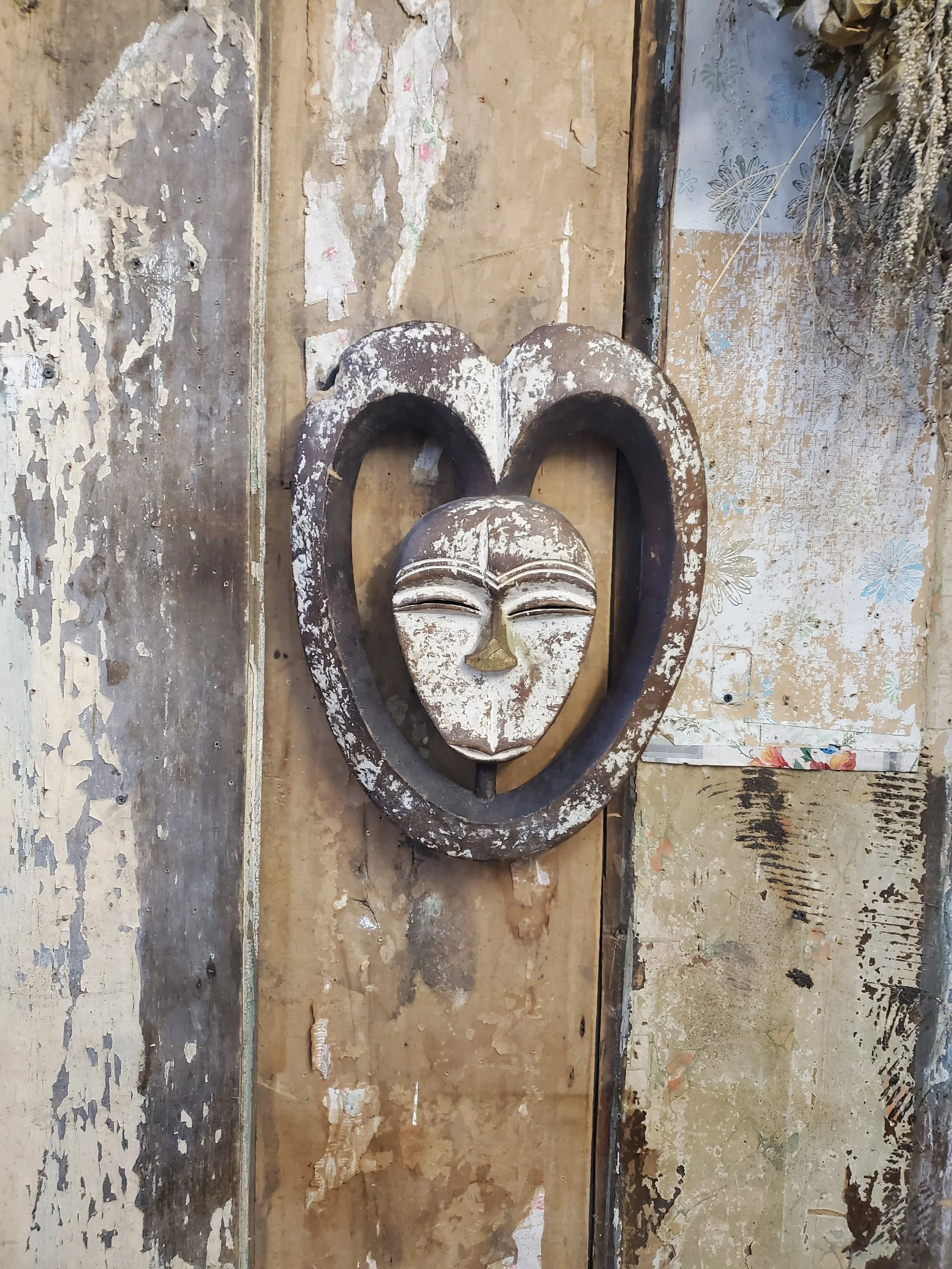 Masque coeur tribal en bois EKUK KWELE vintage AC 6097