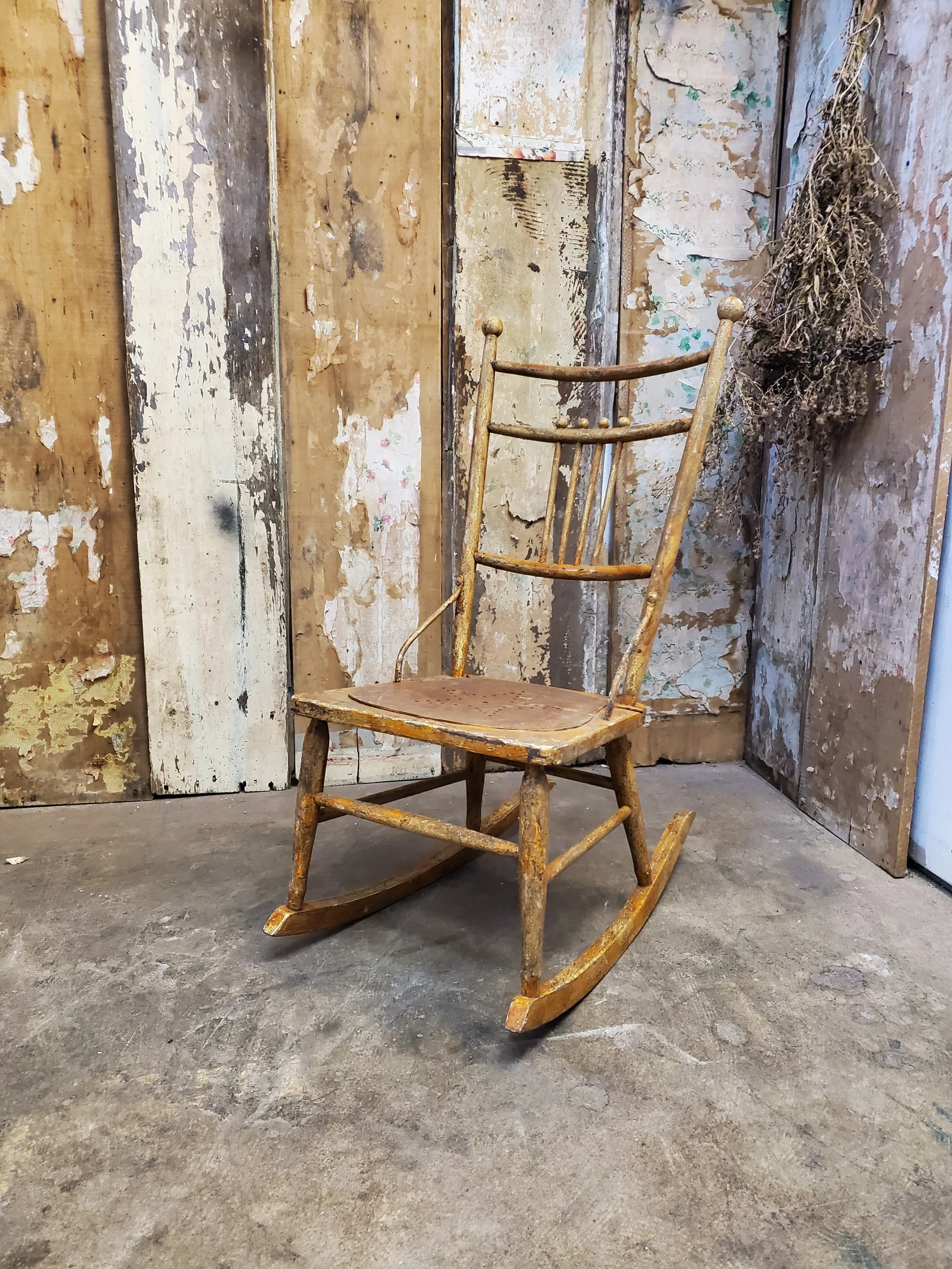 Fauteuil à bascule en bois country antique C 1469