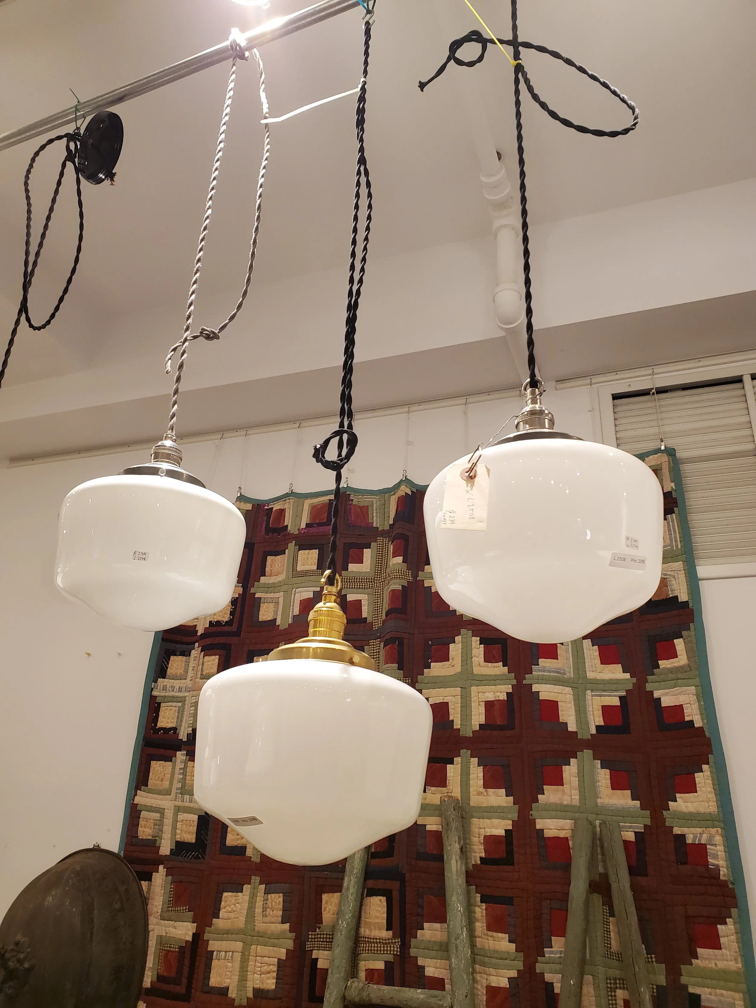 Suspension ou plafonnier en verre opaline vintage L 2508