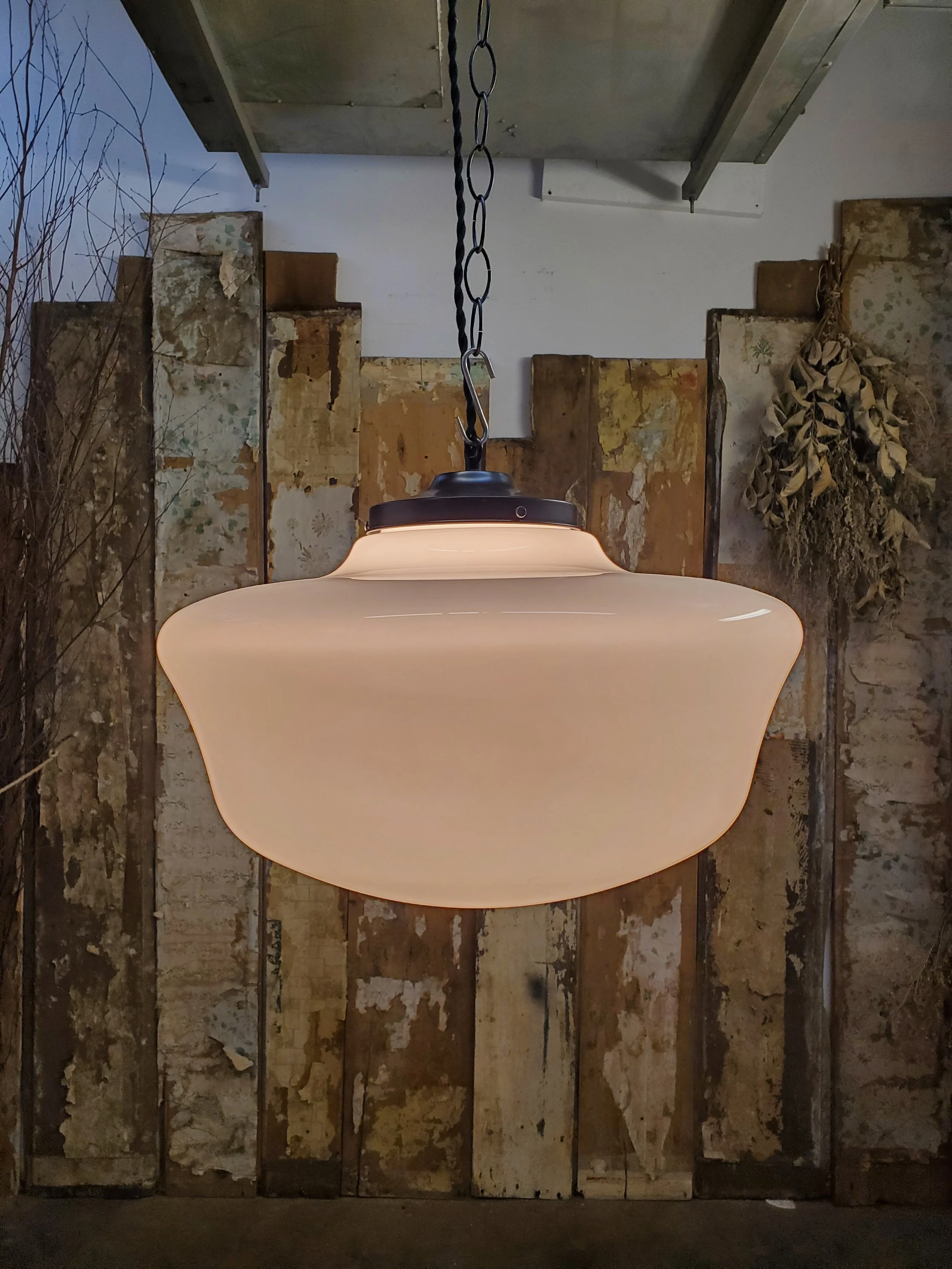 Suspension en verre opaline XL antique L 3170