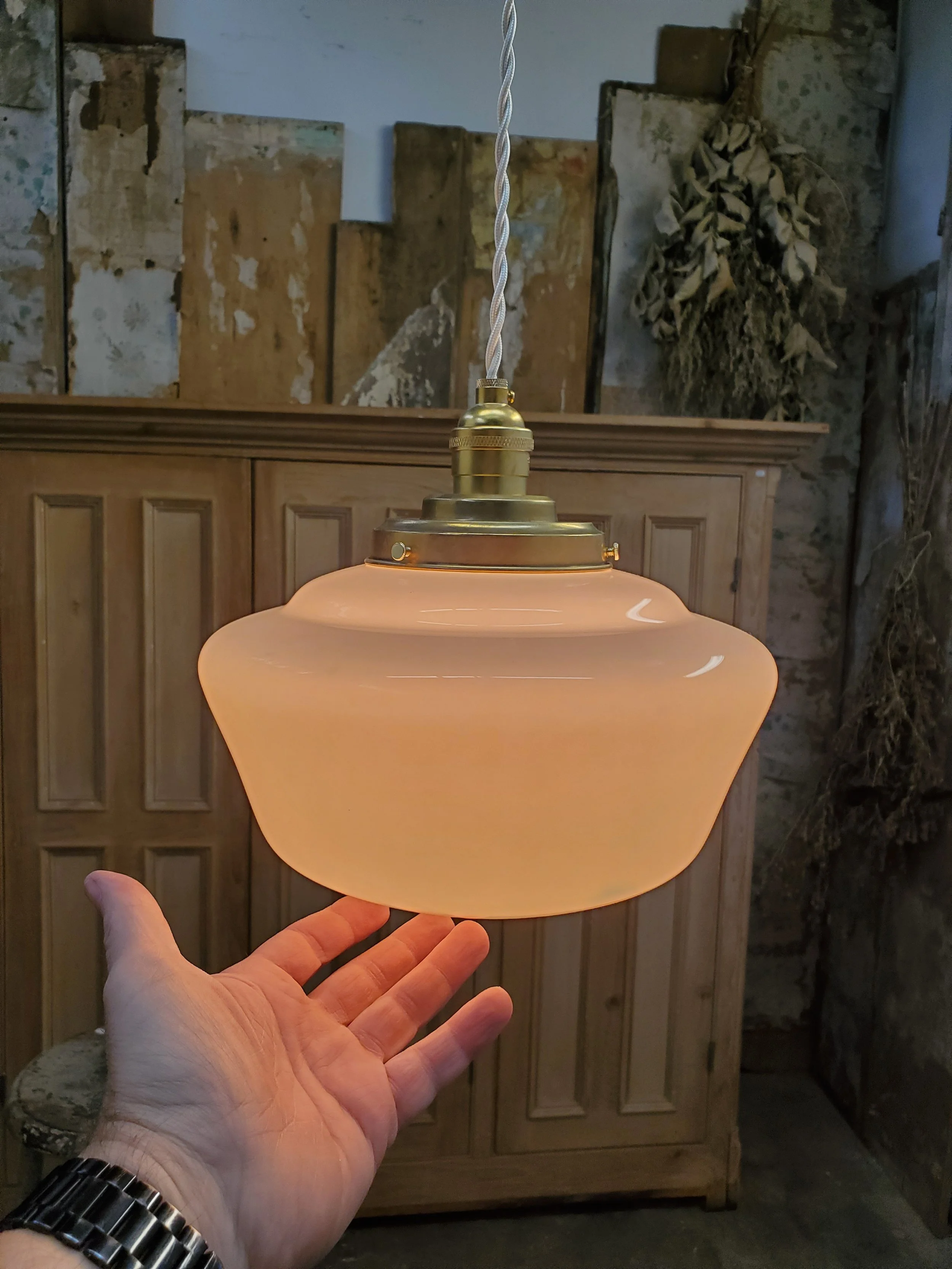 Suspension ou plafonnier en verre opaline antique L 3242