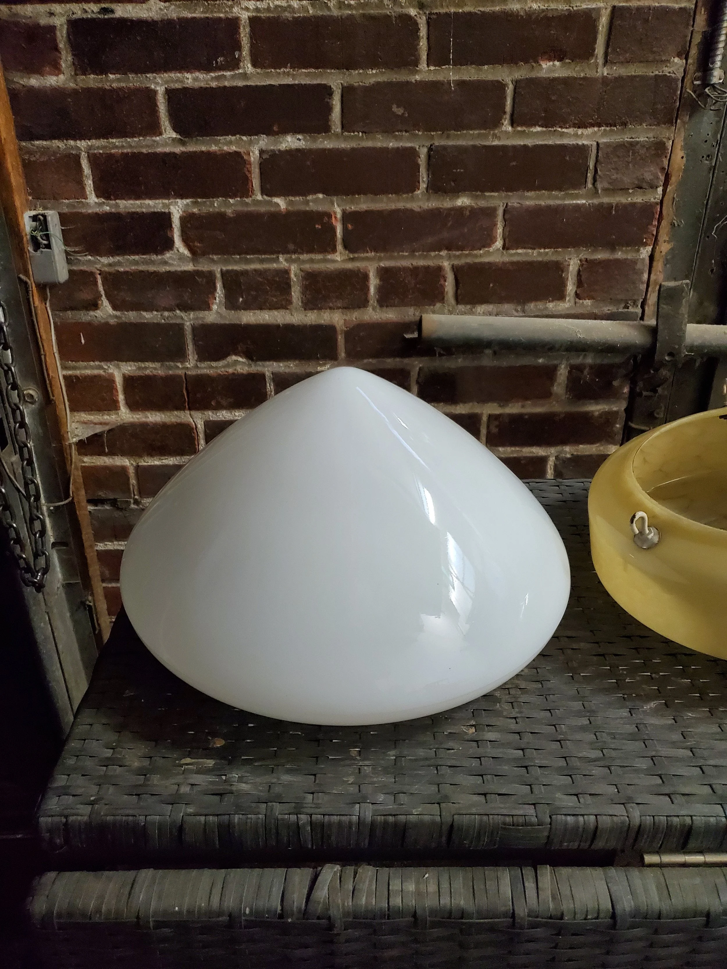 Suspension en verre opaline antique L 2975