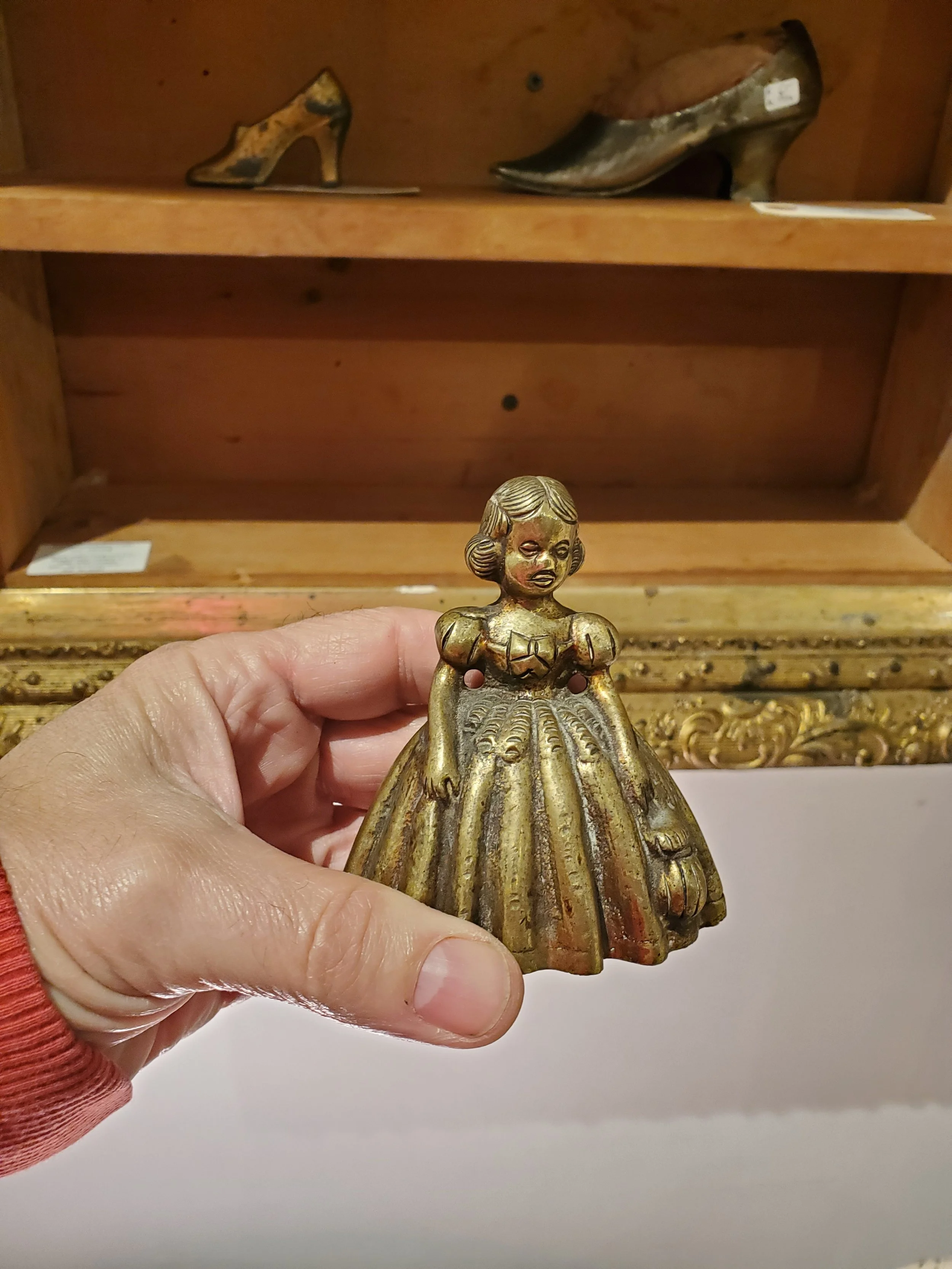 Cloche décorative Lady en laiton antique AC 6032