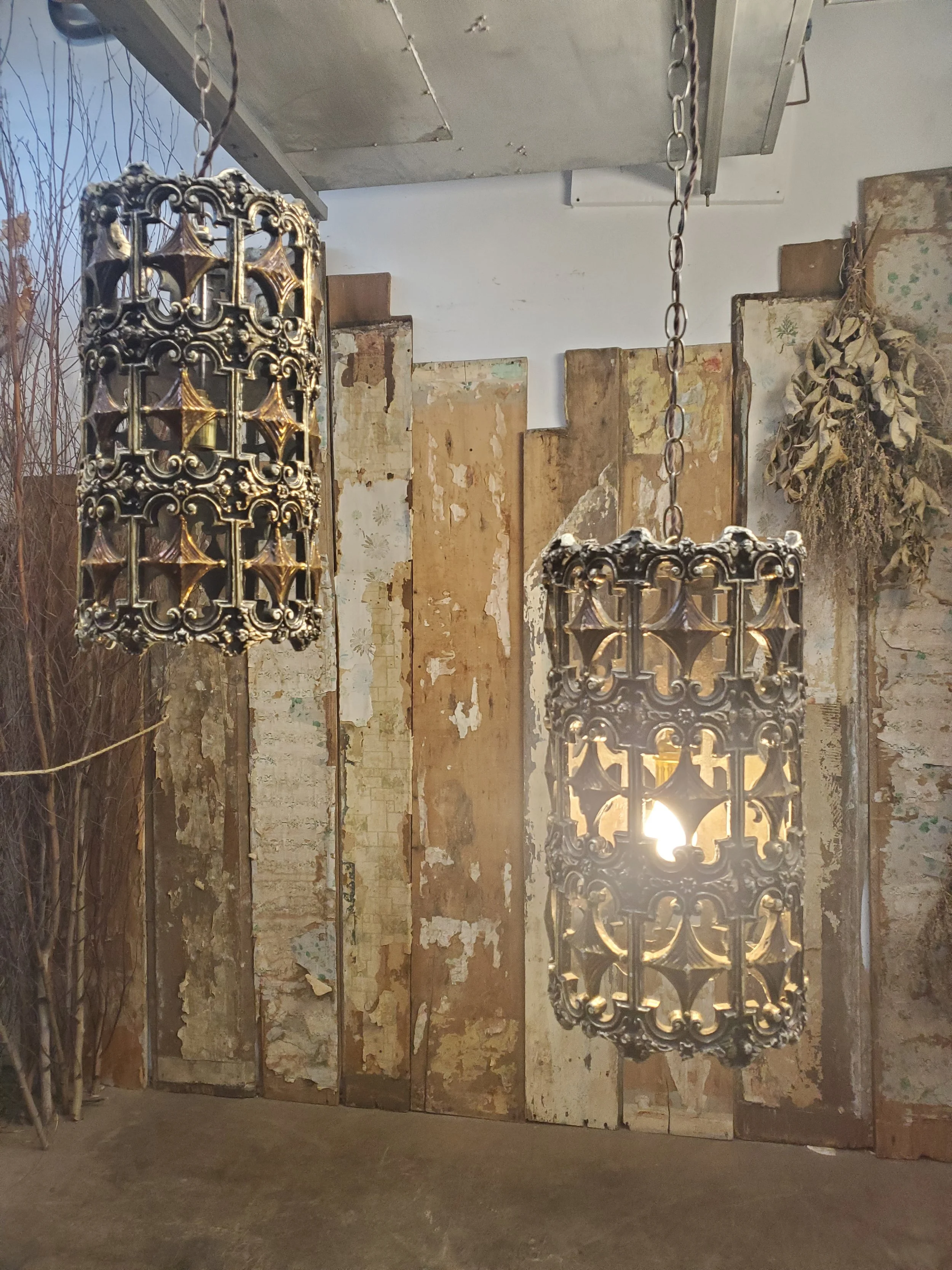 Suspension néogothique en bois MCM en vintage L 2203