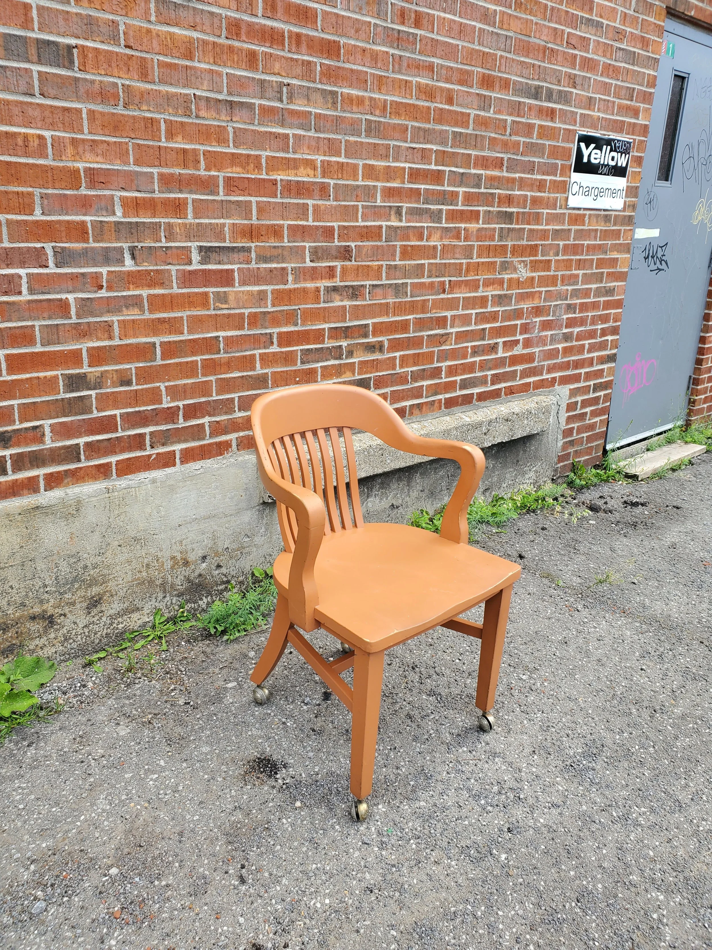 Fauteuil de bureau en chêne couleur saumon antique C 1472