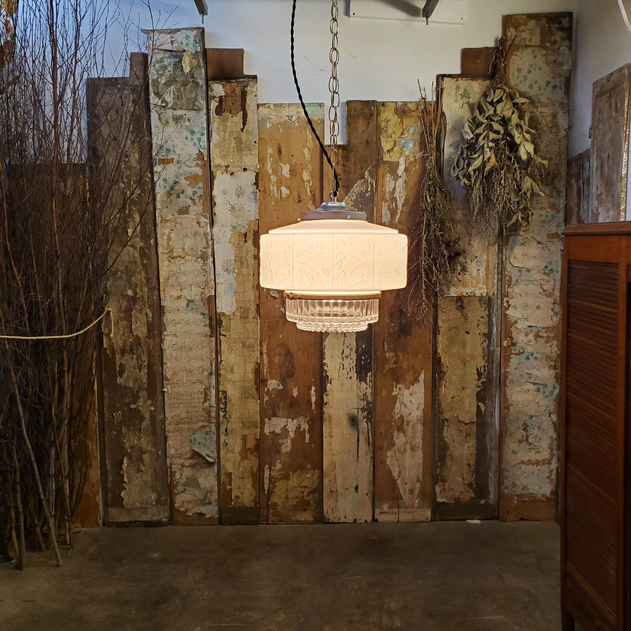 Suspension en verre opaline& clair art nouveau L 2818