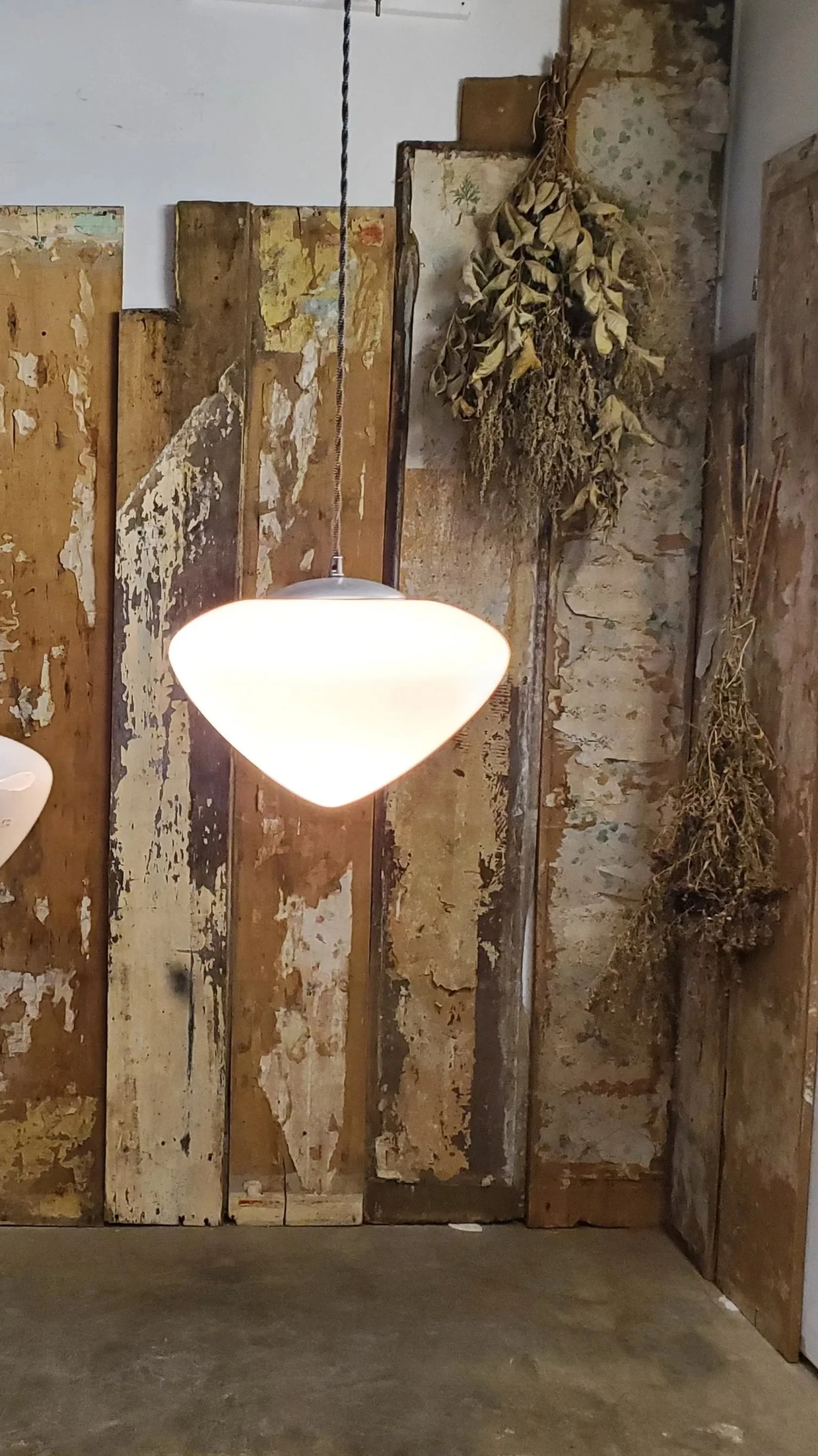 Suspension en verre opaline conique forme ronde antique L 2798