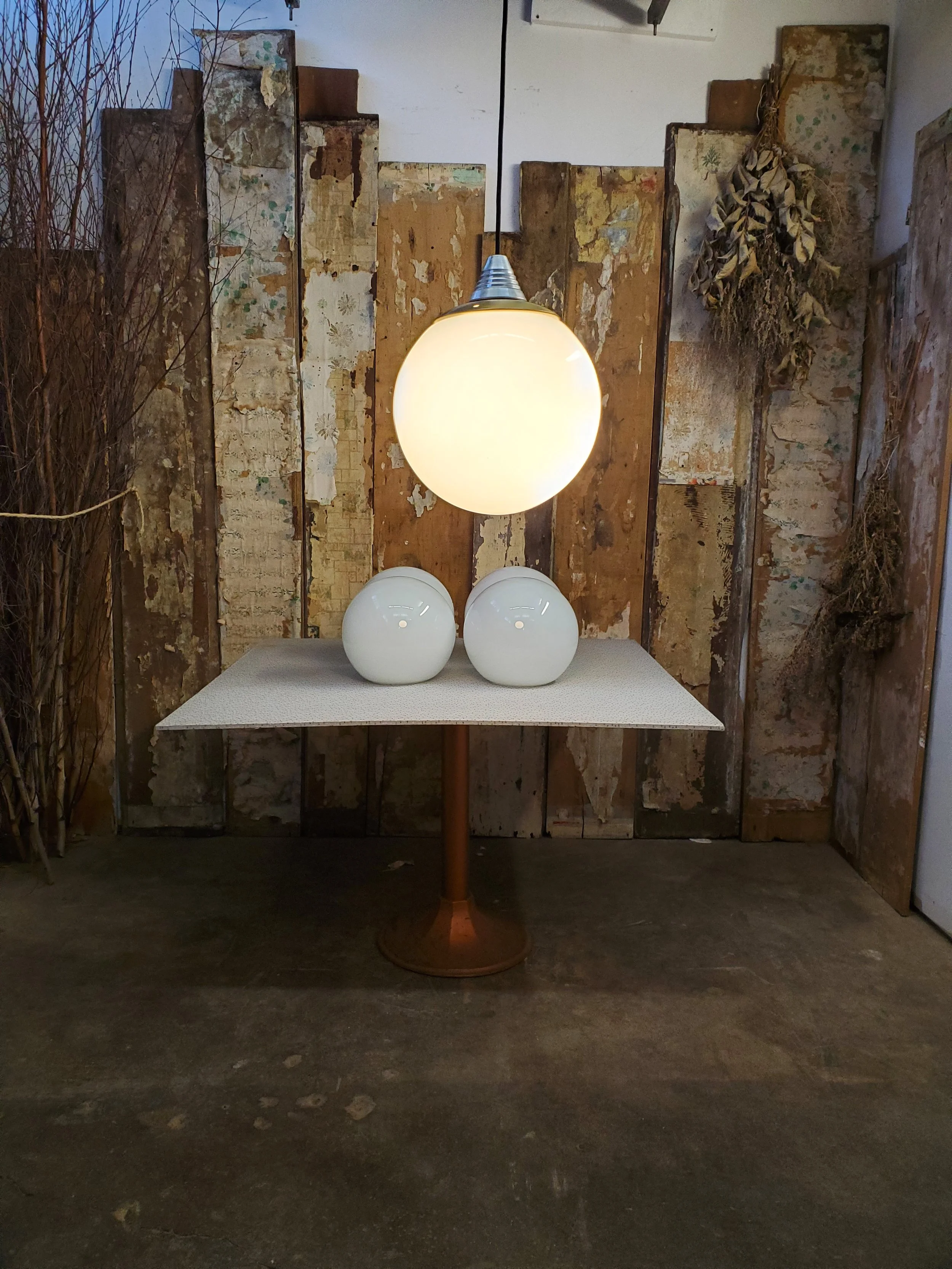 Suspension boule en verre opaline MCM vintage L 3087