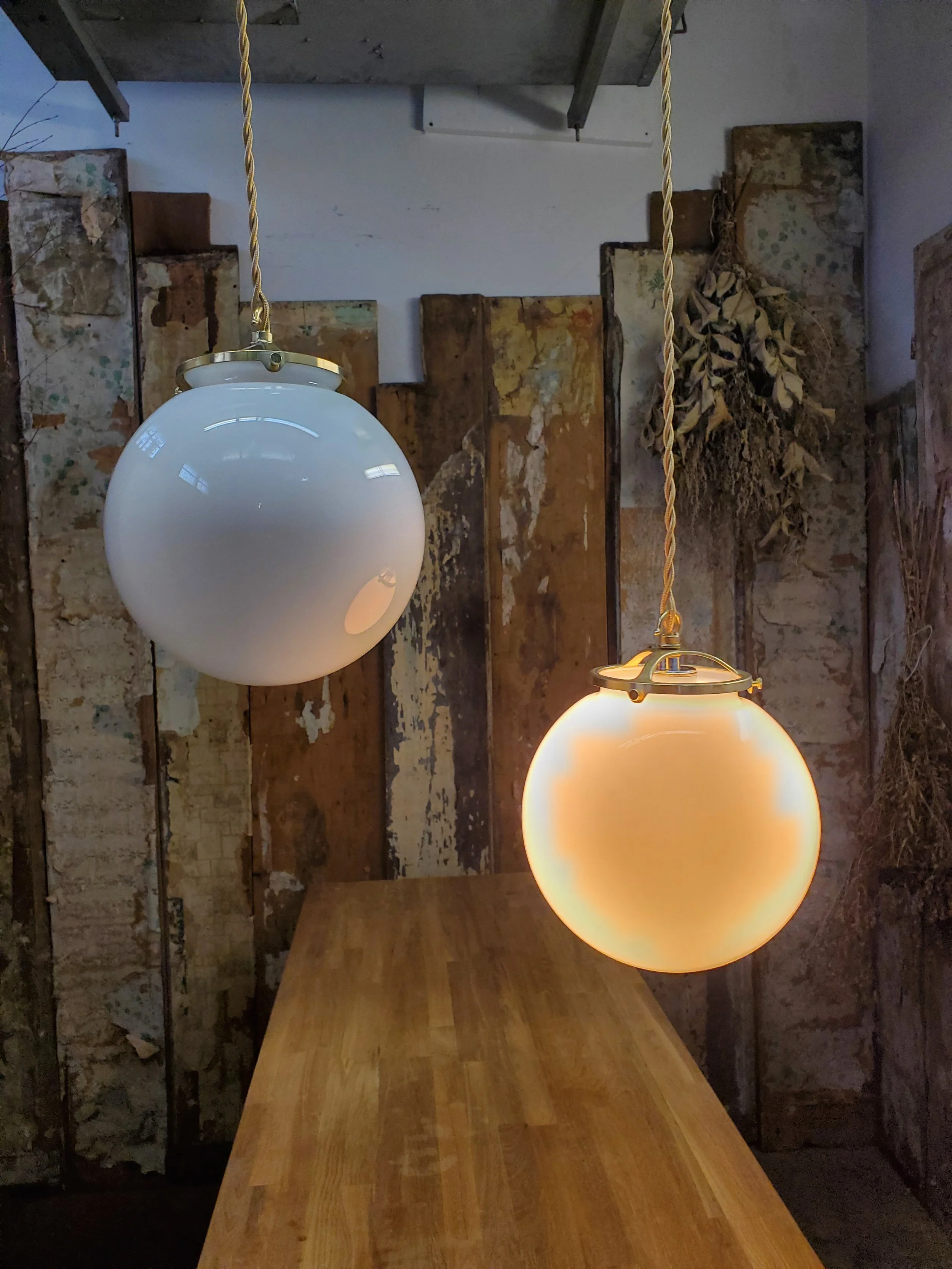 Suspension boule en verre opaline vintage L 3231