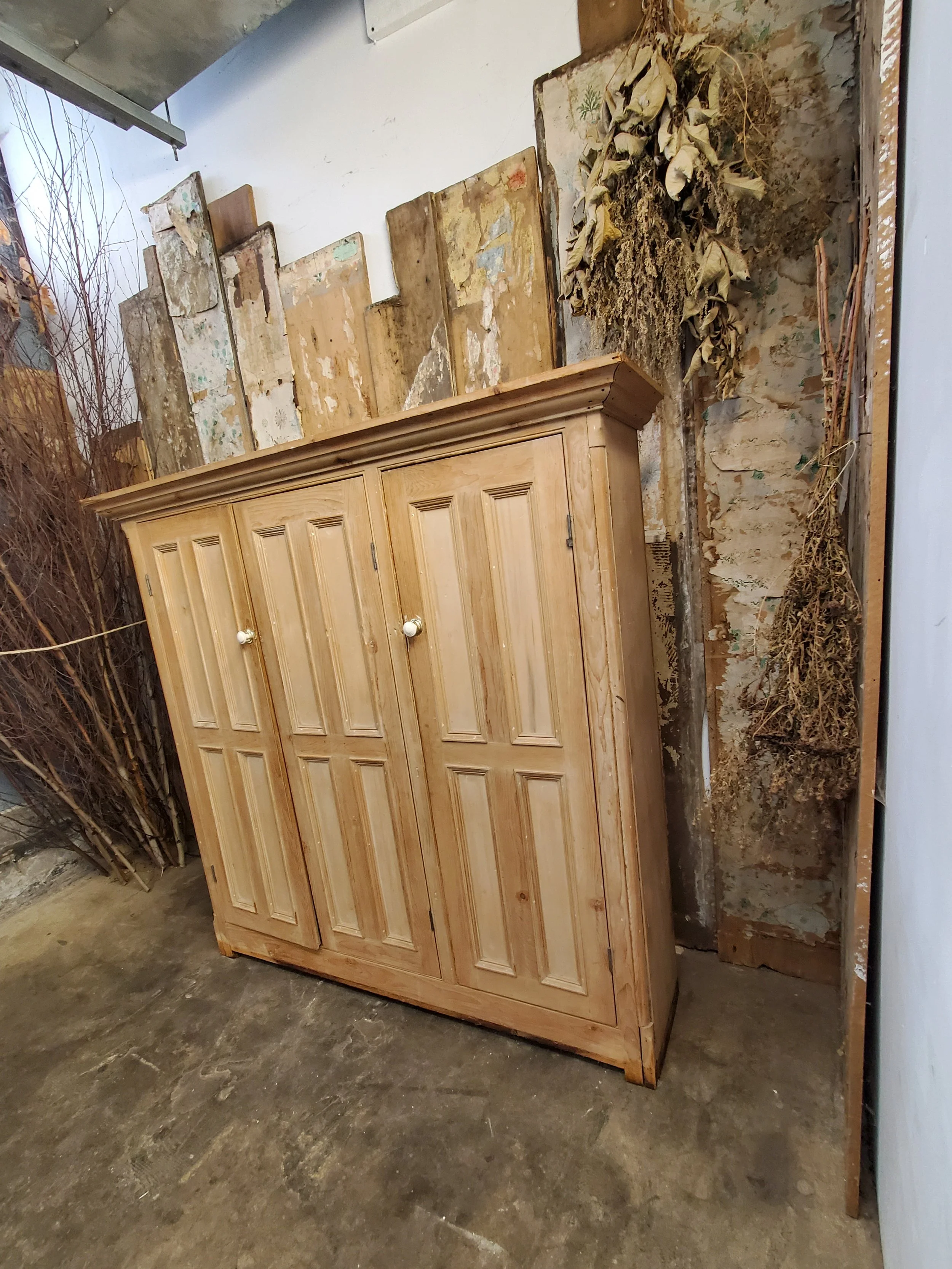 Cabinet 3 portes à panneaux en pin antique M 1763