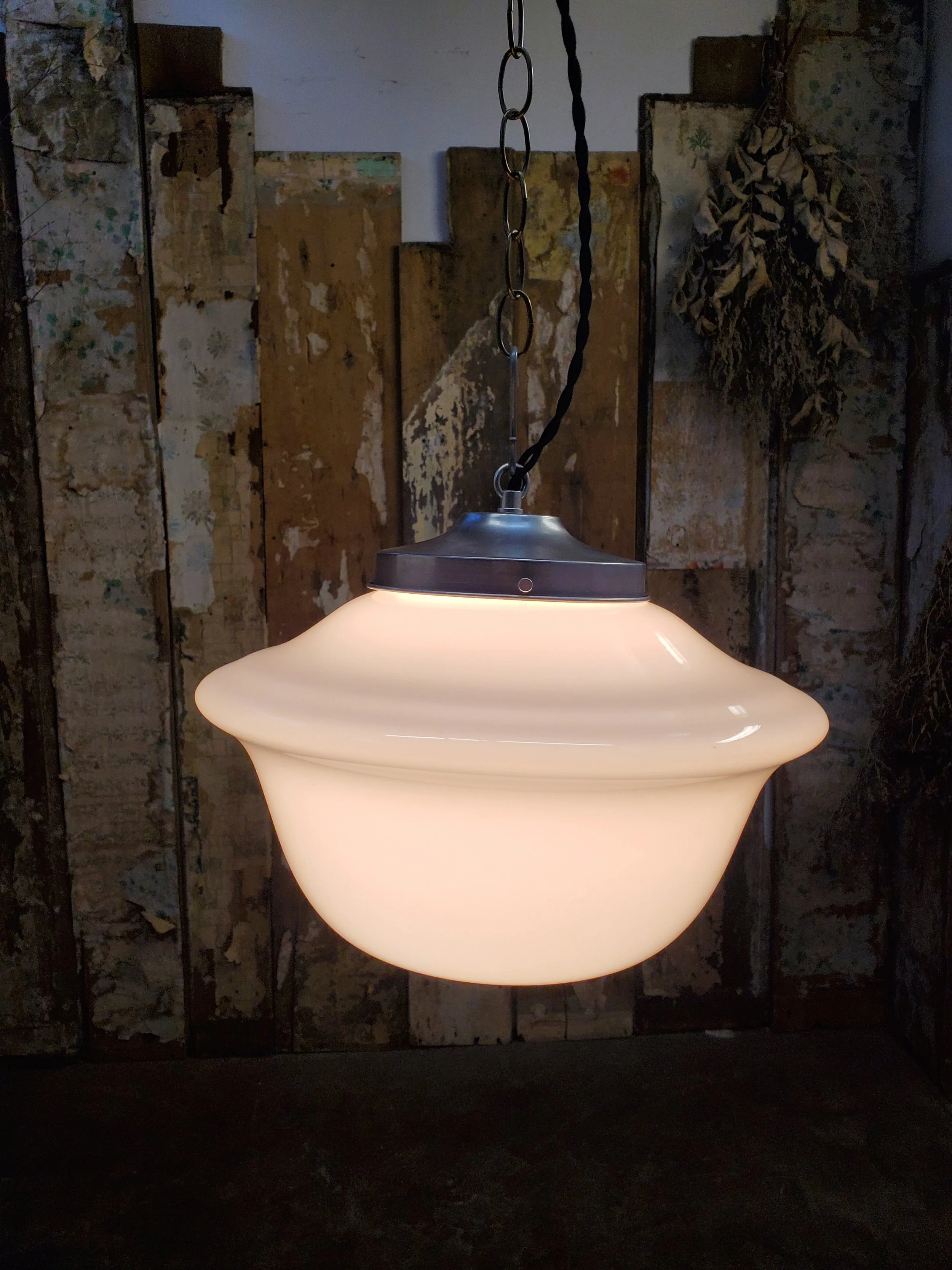 Suspension ou plafonnier en verre opaline champignon 15" antique L 3310