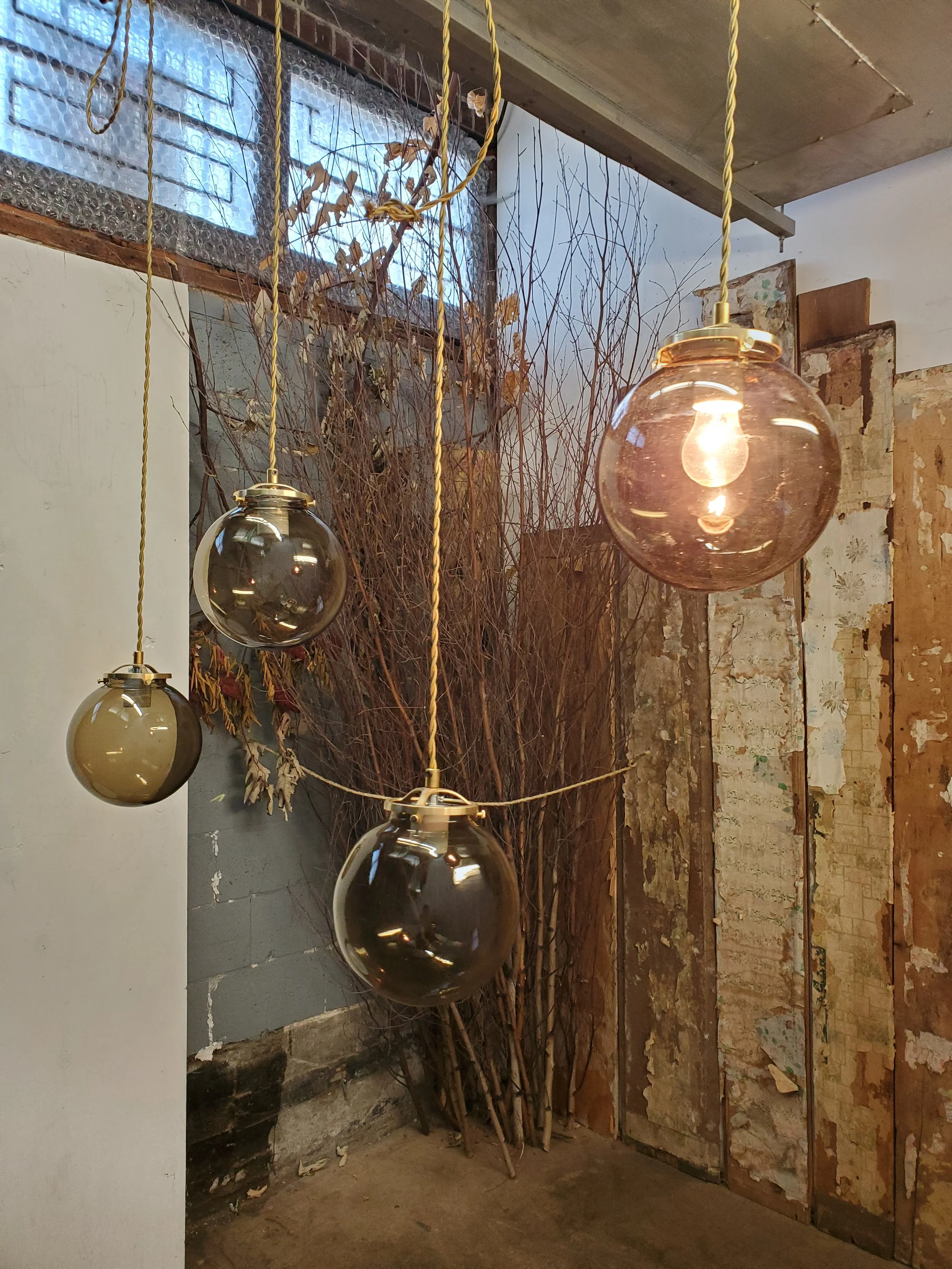 Suspension boule en verre ambré vintage L 3137