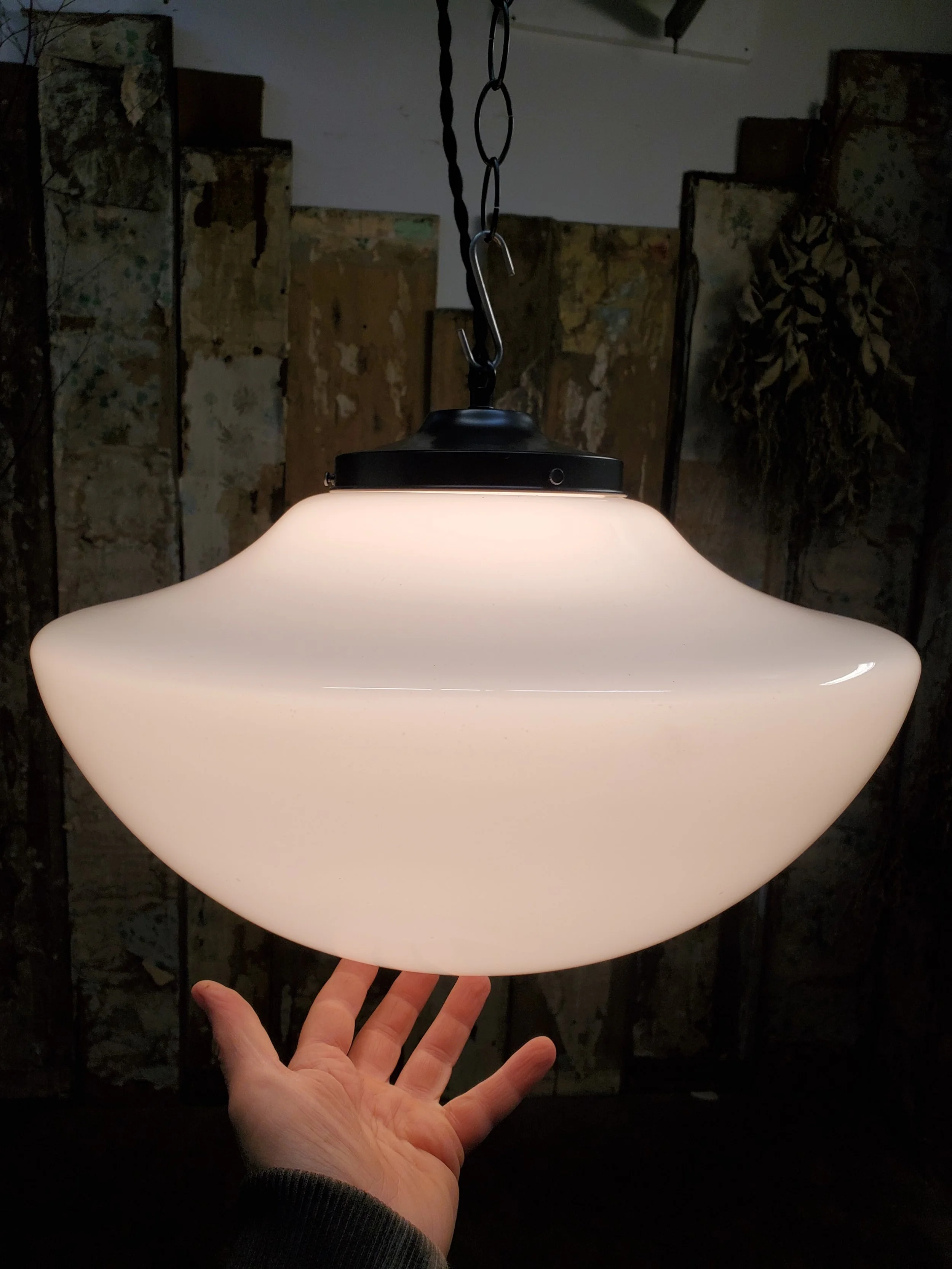Suspension en verre opaline type champignon antique L 3169