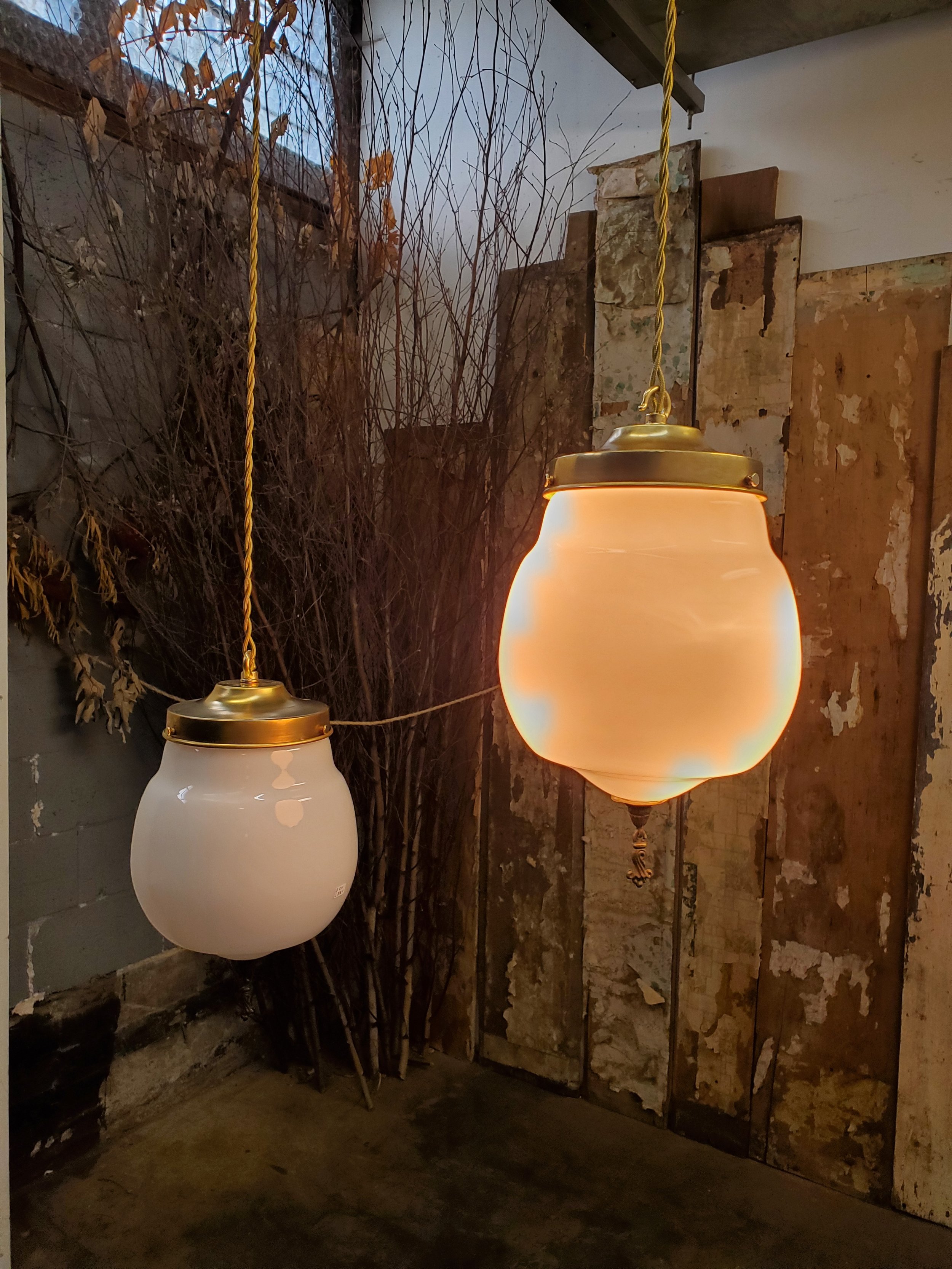 Suspension ou plafonnier en verre opaline antique L 3198