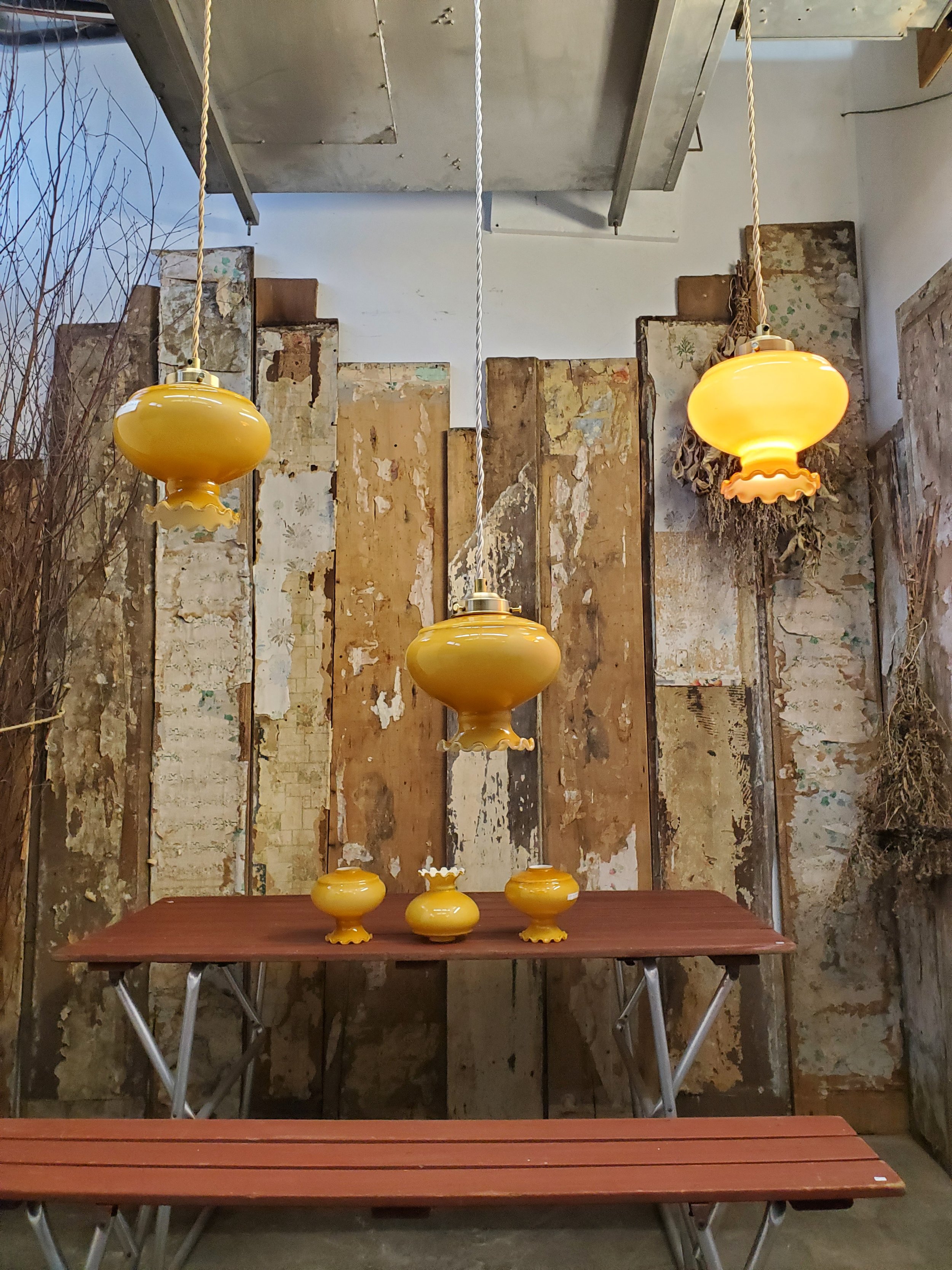 Suspension verre opaline bords ondulés couleur miel vintage L 3275