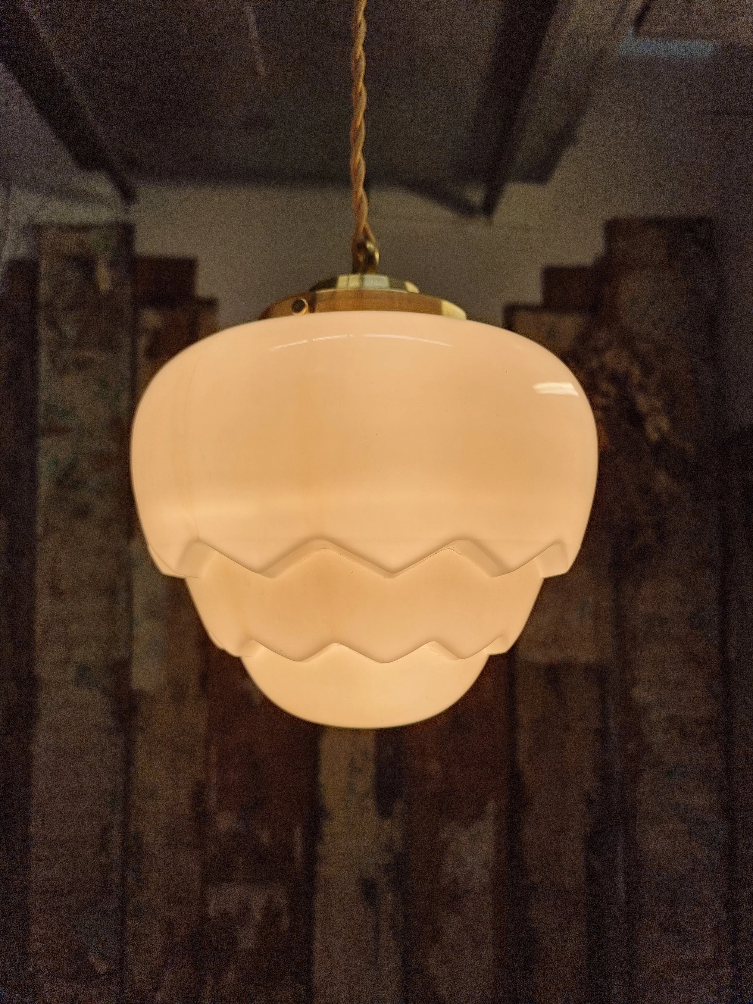 Suspension ou plafonnier en verre opaline vintage L 3348