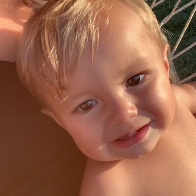 “HI!” 🏄🏽♂️ “DADDA!” /// @thebucketlistfamily