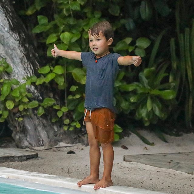 We arrived to the Maldives after a verrry long travel day(s). We were very tired and VERY stinky. Mom said we we needed to wash ourselves and our clothes AT THE SAME TIME!!.. 💦😜💦 @thebucketlistfamily