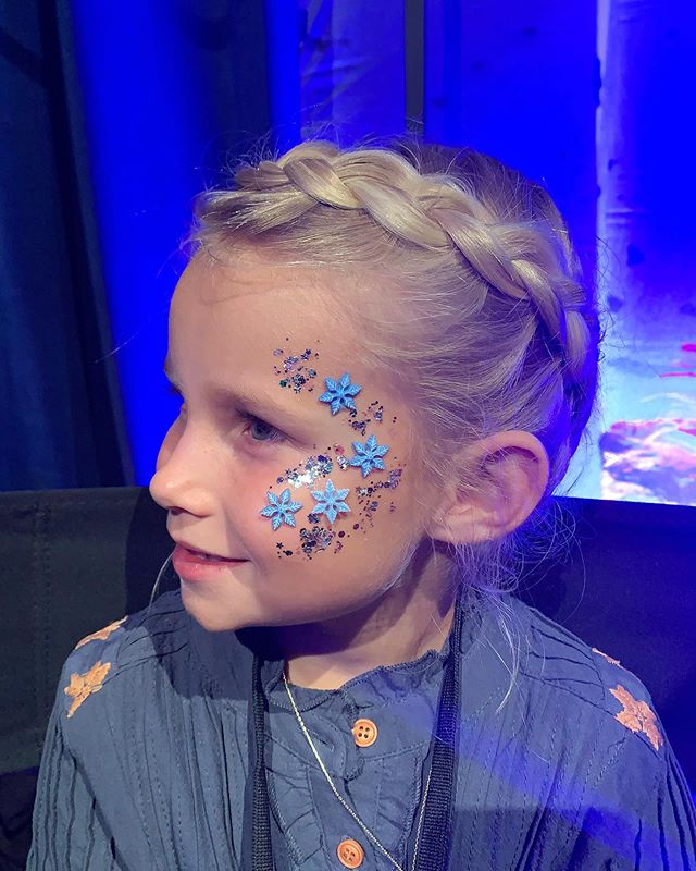 A cold front passed through Hollywood. My toes got frost bite and my face got FROZEN 2!! ❄️😘❄️ ps. Swipe to see who else was at the movie premiere! Our parents didn&rsquo;t even tell us until they surprised us after the movie! ❄️🤗❄️ @thebucketlistf