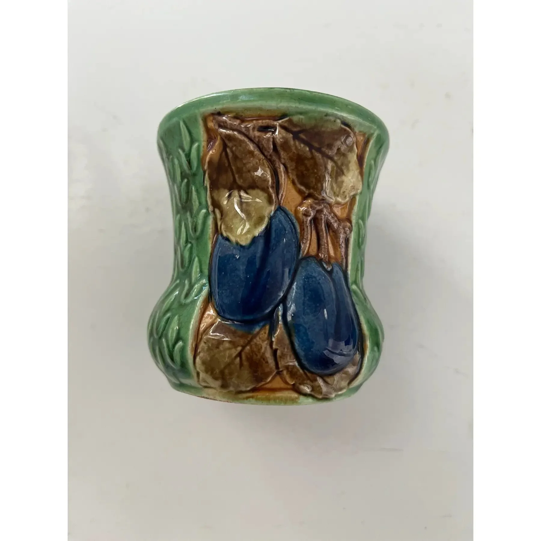1930s-majolica-lidded-jam-pot-along-with-majolica-leaf-form-plate-0111.jpg