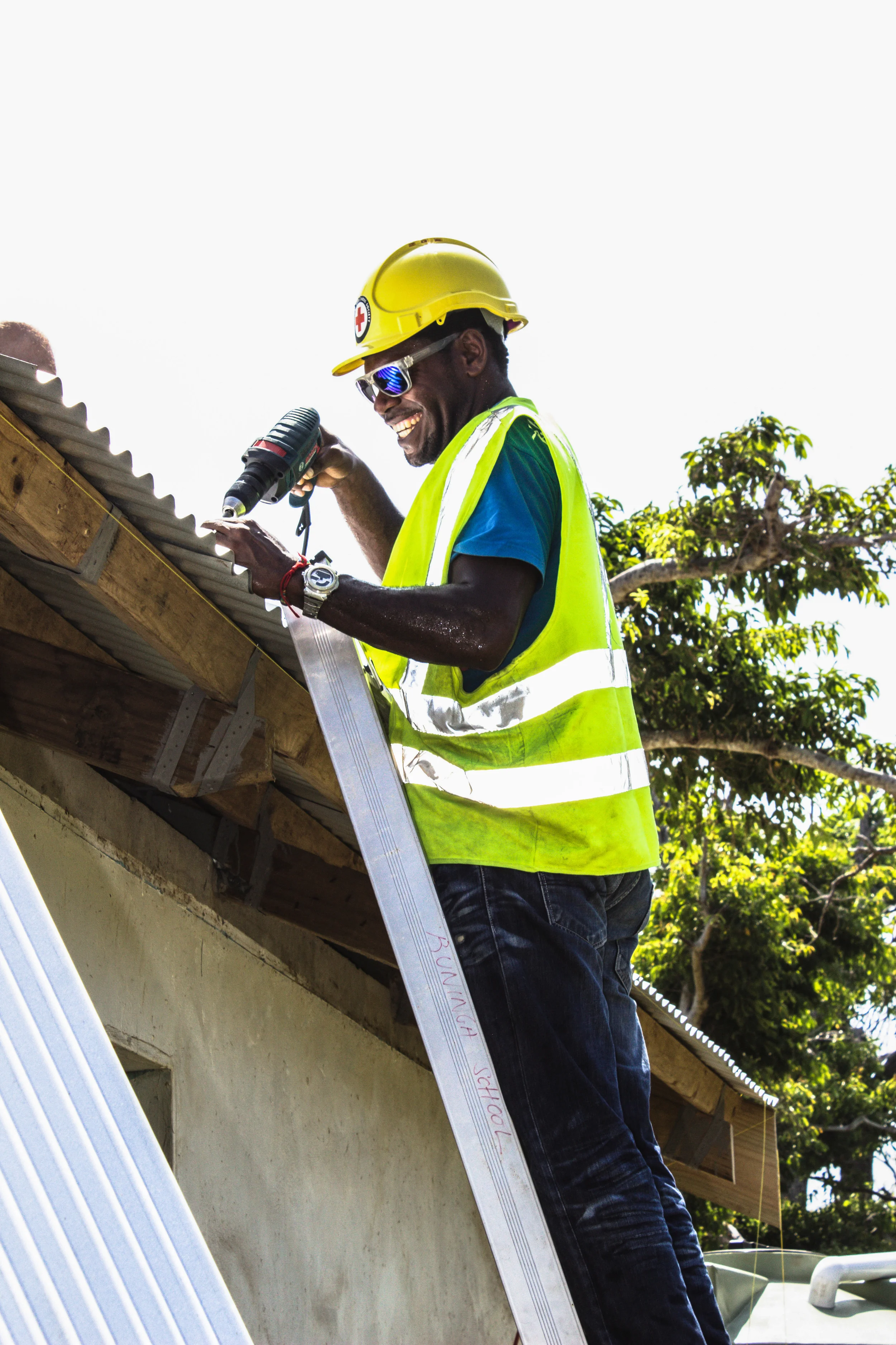 Head Teacher Joe Simeon, 28, Pitches in to help rebuild the school roof in Buninga. Source: Edwina Yeates, Vanuatu Red Cross