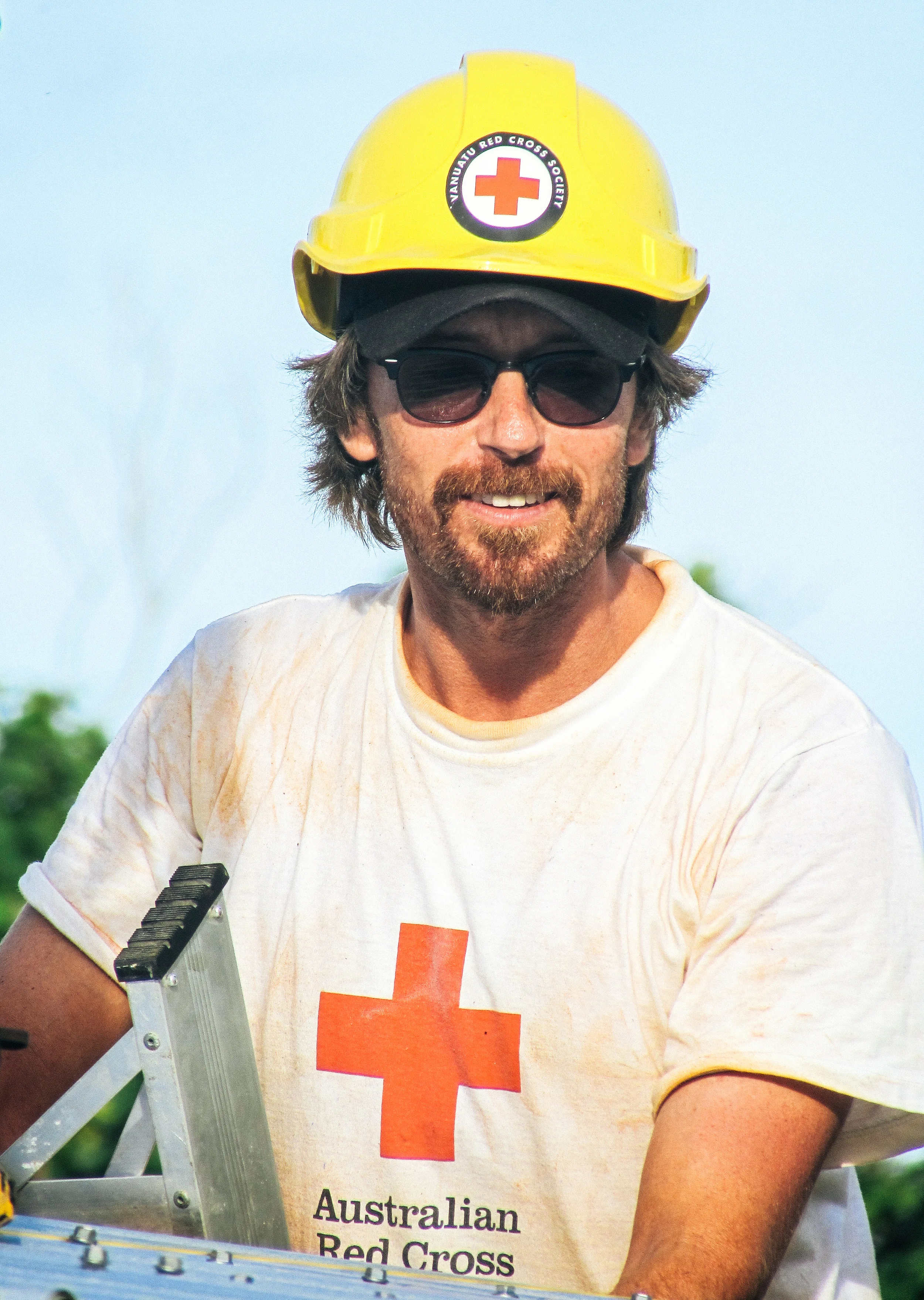 IFRC Shelter Delegate Robbie Dodds in action rebuilding the school roof in Buninga. Source: Edwina Yeates, Vanuatu Red Cross