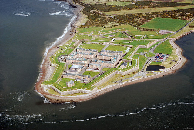 Fort George. By Stephen Branley, CC BY-SA 2.0, https://commons.wikimedia.org/w/index.php?curid=13964716