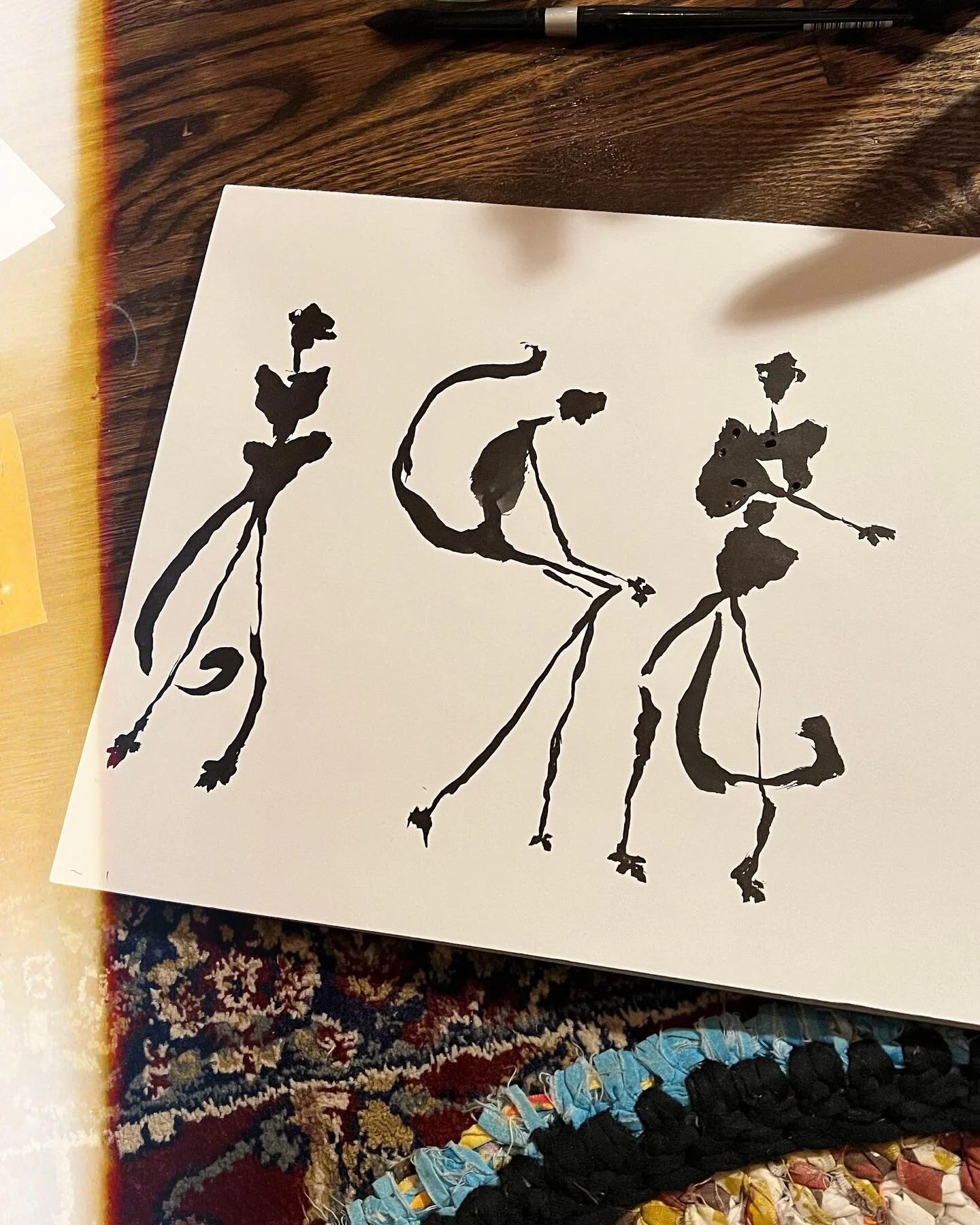 🍂🍵 As I dip my brush into the ink, I am reminded of the tranquil moments in a bustling New York City. A still point in the swirling chaos. 🏙️ This piece, this moment in time filled with love with Arabic/Farsi calligraphy and abstract expressionist