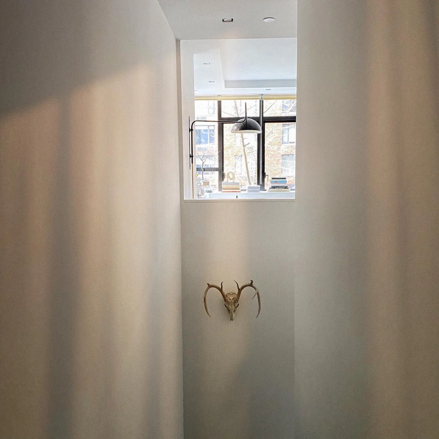 Mindful Monday's D&eacute;cor Dilemma🧘&zwj;♂️

Today&rsquo;s mantra: Be intentional with the vibe, so I don&rsquo;t take a nosedive! Instead of turning work into an arm-wrestling match with my to-do list, I aimed for pure aesthetic pleasure. Yep, it