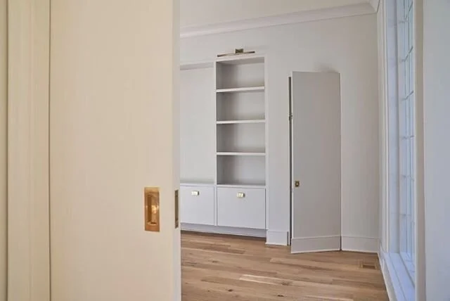 Perfect design execution by @stricklandbuildinggroup... @mb_productions_nc was able to capture 4 elements of one room in a single shot... This Library could have gone in many color directions, @karensquips chose this smart light grey... #gregperrydes