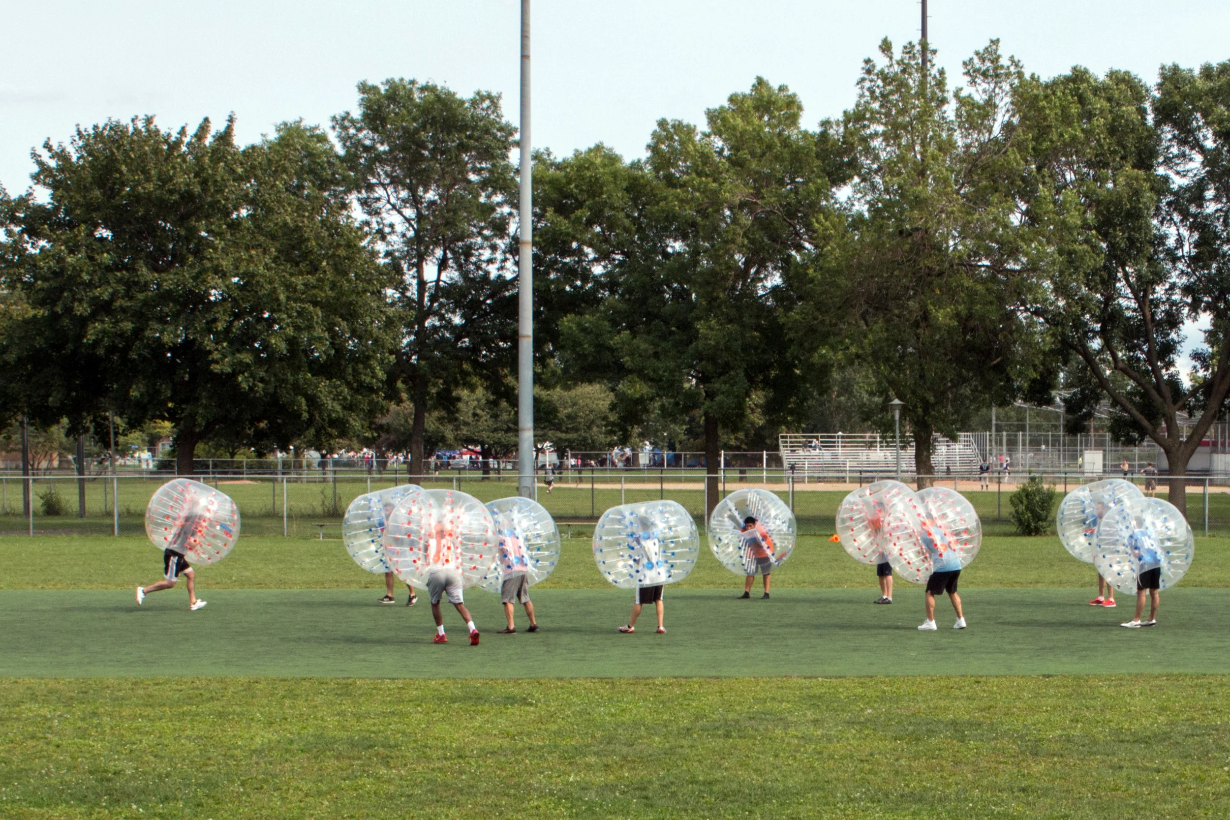 Les joueurs de sumo soccer / Sumo soccer players / Parc Henri-Julien / St-Sulpice / 2015