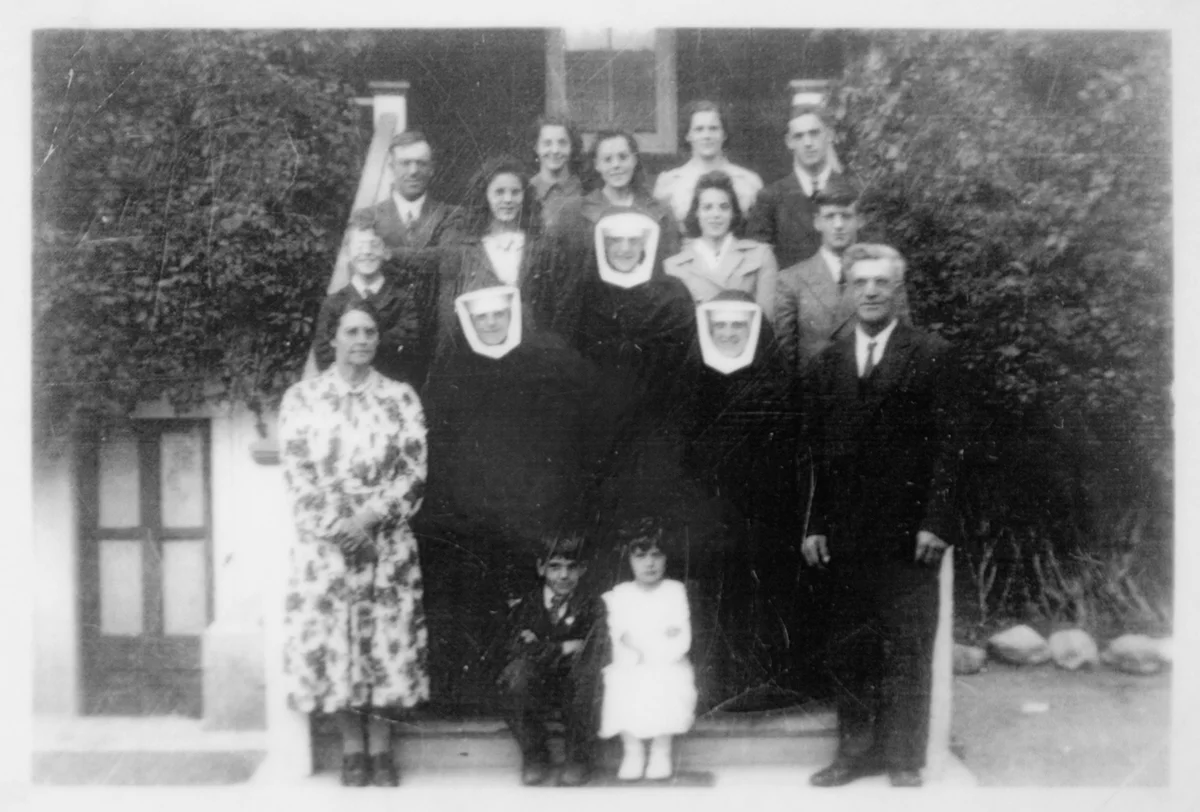 Famille Gareau. Charles est à droite derrière son père / Gareau family, Charles is to the right behind his father / Prud'homme / Saskatchewan / circa 1947