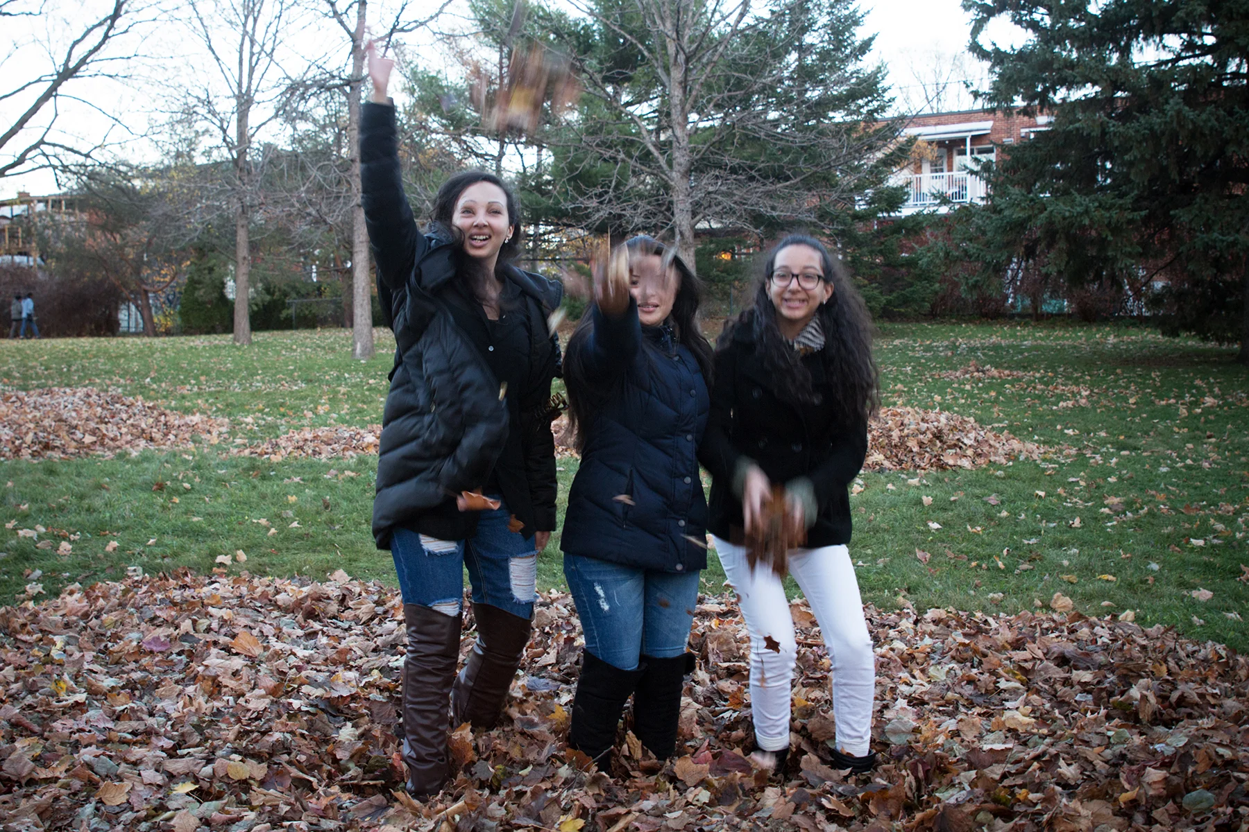 Noure, Yasmine & Hiba C. / Parc Ahuntsic / Nov. 2015