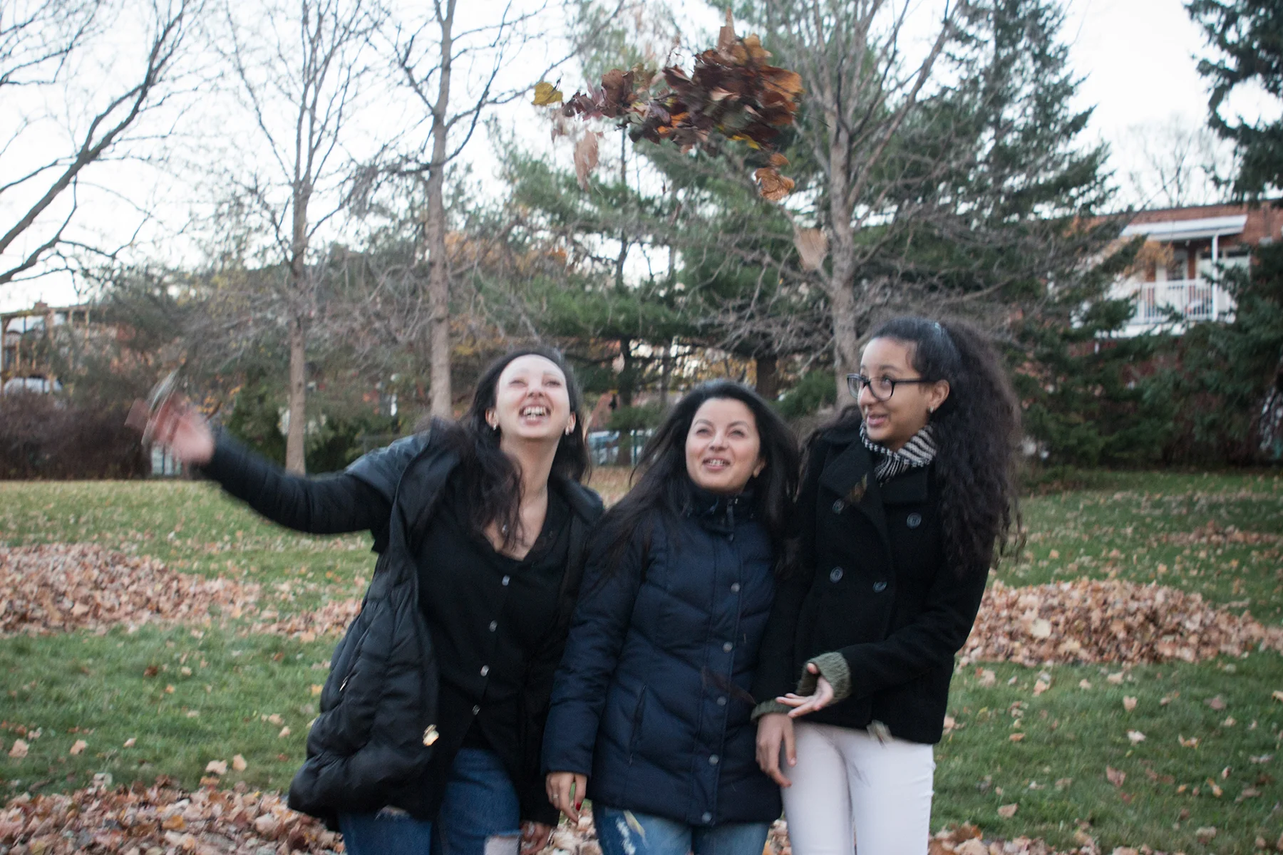 Noure, Yasmine & Hiba / Parc Ahuntsic / Nov. 2015