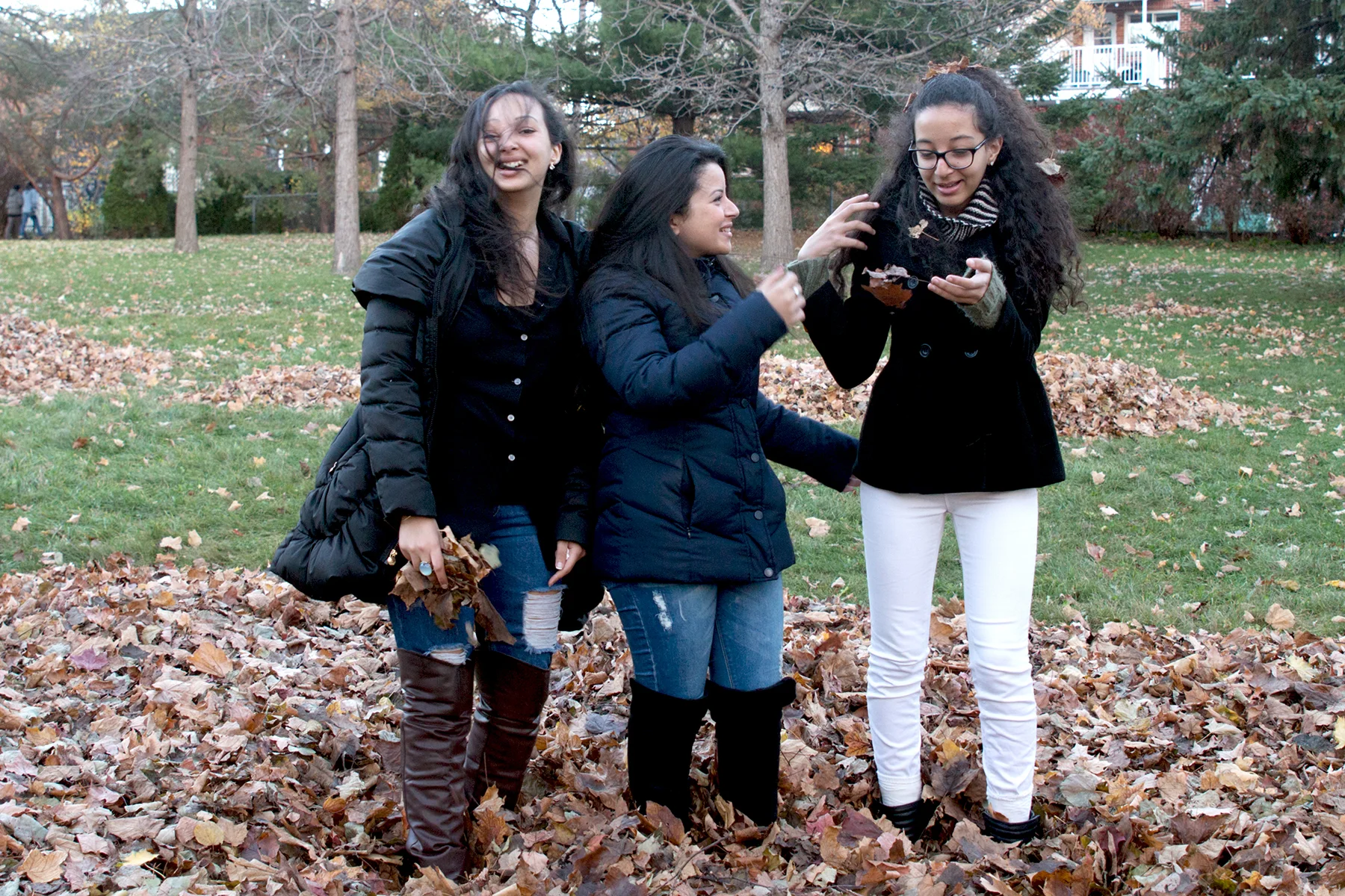 Noure, Yasmine & Hiba / PArc Ahunstic / Nov. 2015