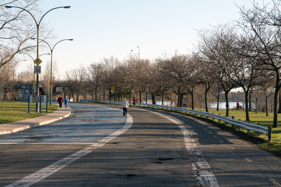 Le Parc Maurice-Richard d'aujourd'hui est la bande de terre au nord de l'avenue Park-Stanley le long de la rivière. Voici la glissière de sûreté d'autoroute et la section de pavage qui devraient être enlevés pour étendre la surface du parc et le lier organiquement avec le Parc Basile-Routhier.