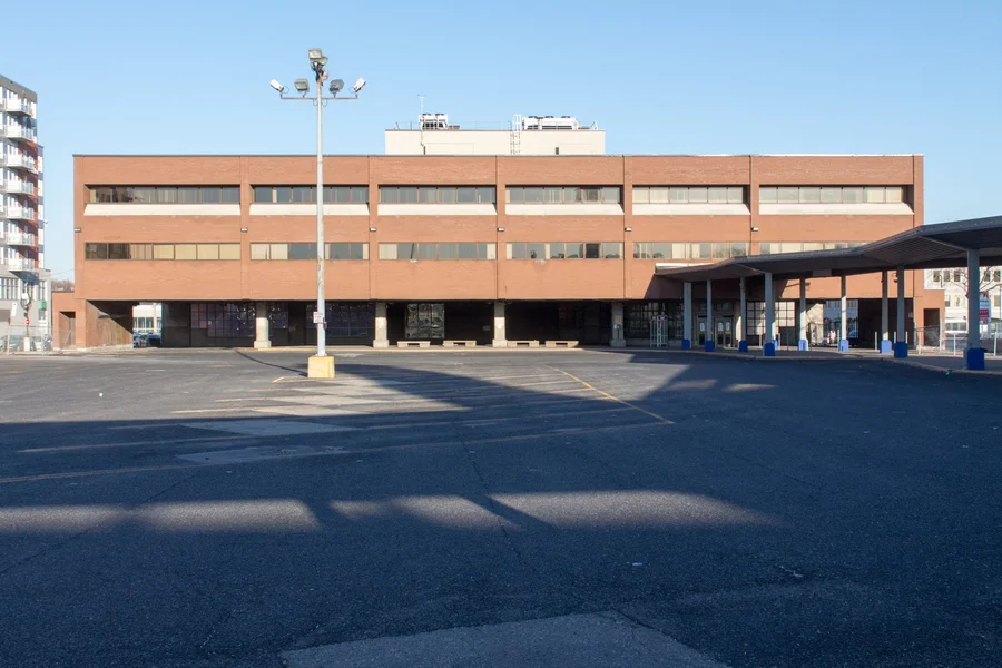 L'édifice autrefois occupé par Revenu-Québec et le stationnement des autobus de la STL. C'est par cet édifice que se faisait l'accès au Métro.