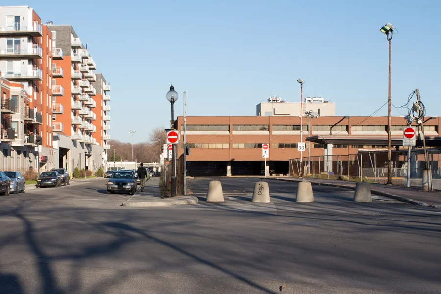 L'entrée des autobus au coin du boulevard Gouin est et de la rue Basile-Routhier