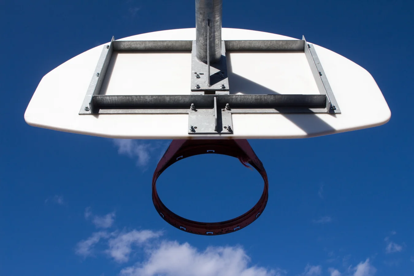 Le ciel bleu. Terrain de basket de l'école secondaire Calixa-Lavallée