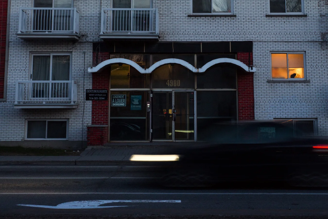 Appartement éclairé et circulation nocturne. Boulevard Henri-Bourassa