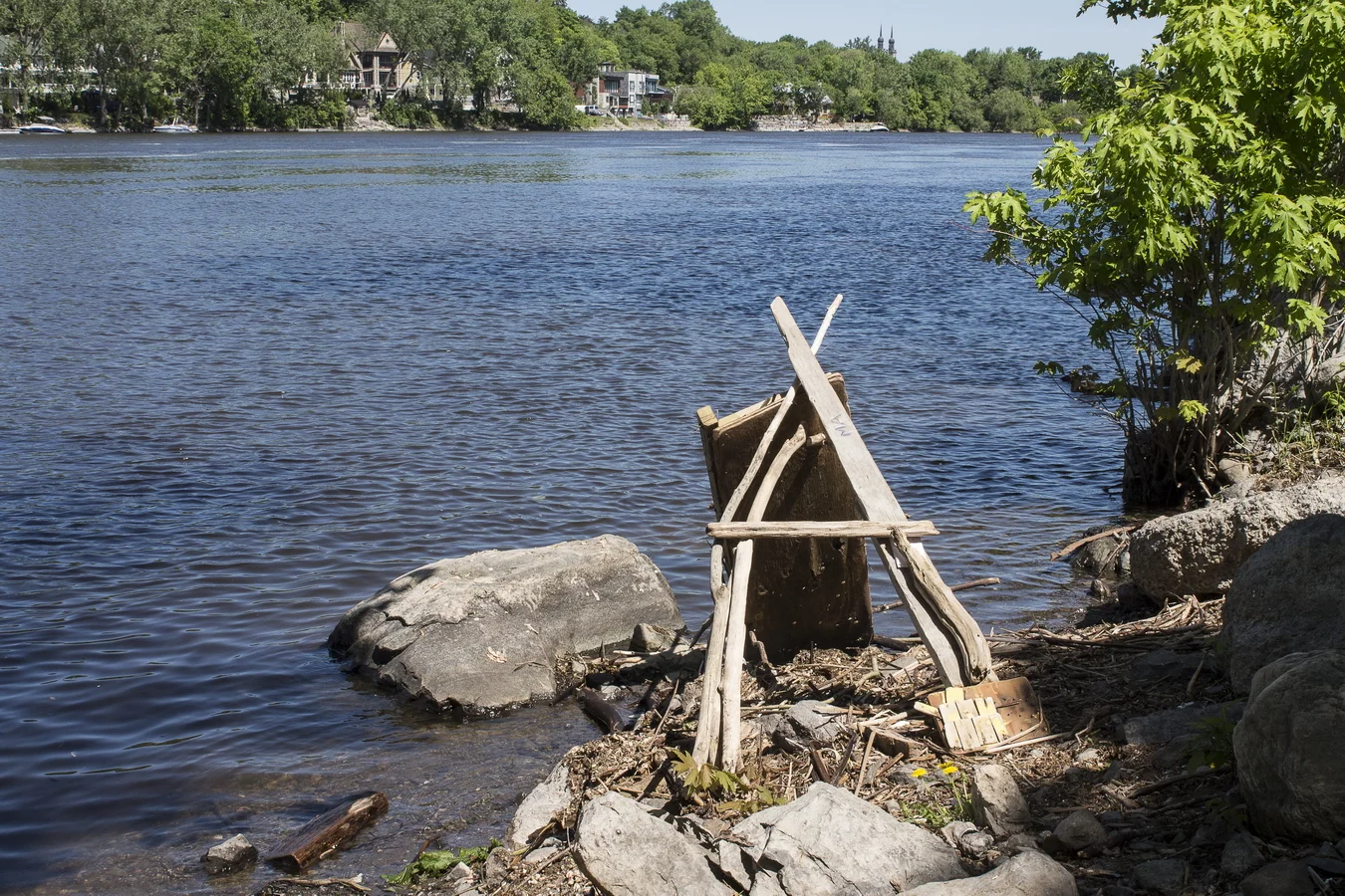 Des nomades sur le rivage de la rivière des Prairies