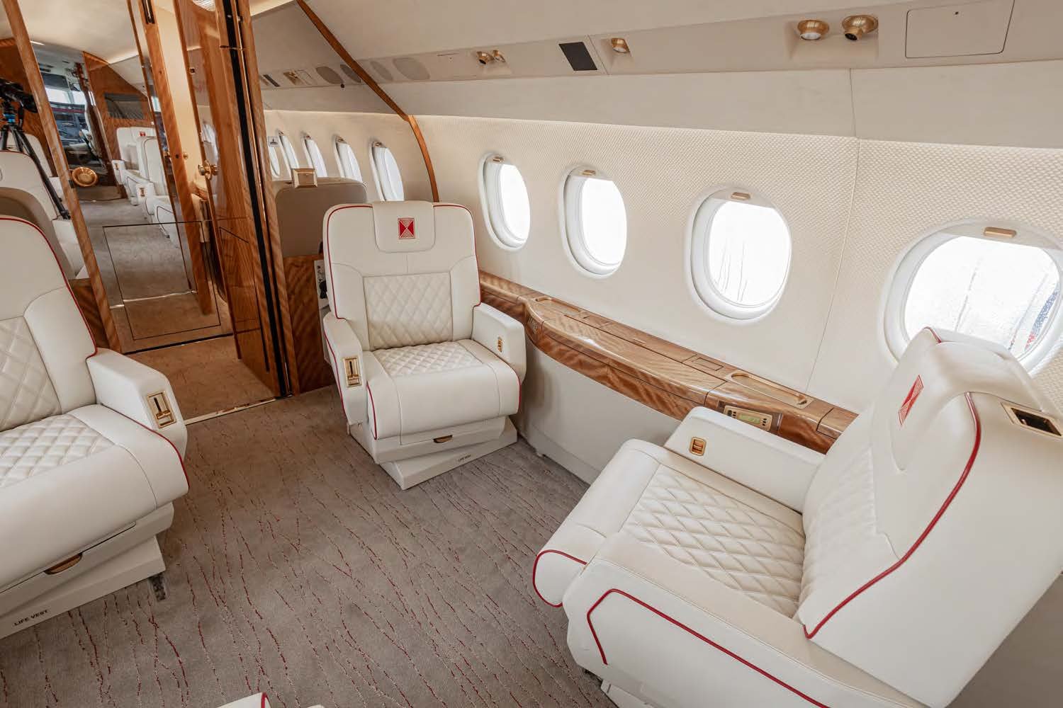 Falcon 2000 Sn 170 exterior and interior photos - compressed_Page_23.jpg