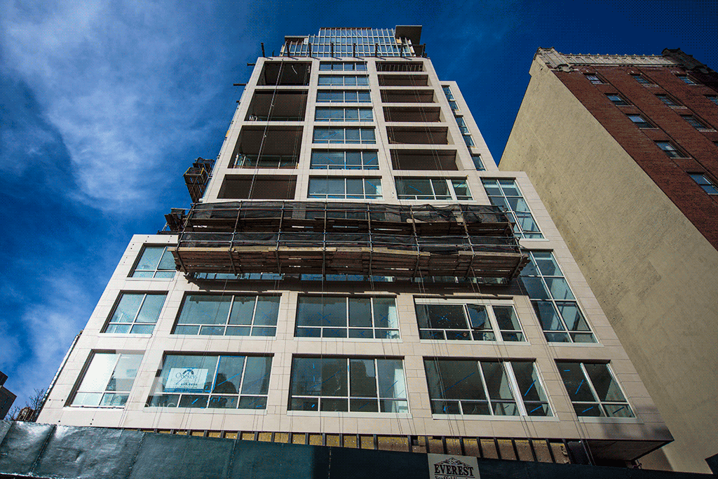 Southern side over East 61st Street