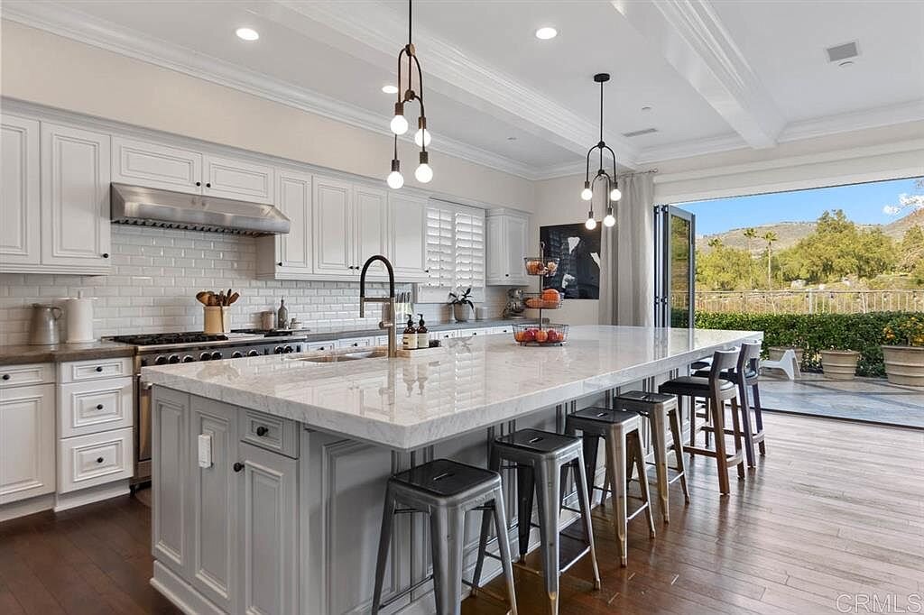 kitchen 2.jpg