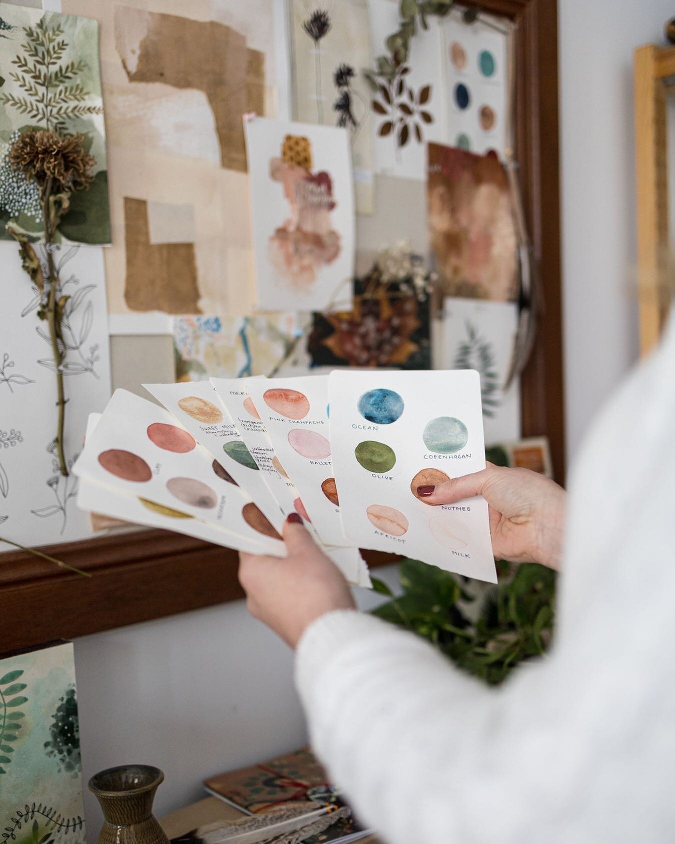 In this week&rsquo;s YouTube video, I'm cleaning the studio, changing up my mood board, and filling up my inspiration cup 🎨☕ with books, art, and &ldquo;ready to create&rdquo; vibes! Do you love those kinds of days? I do 🙋&zwj;♀️
⠀
#modernmixedmedi