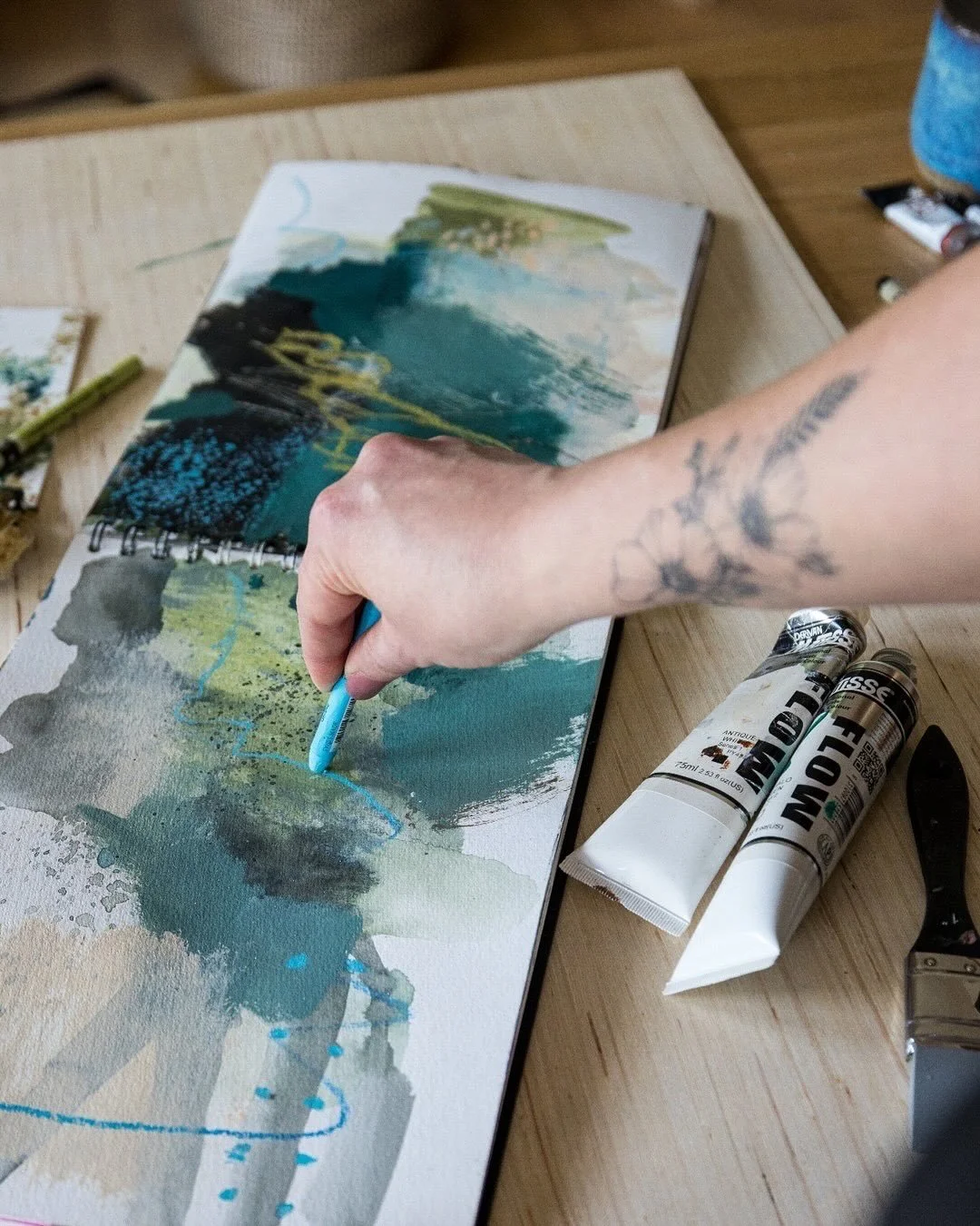 Mixed Media Sketchbook Inspiration ✨
If you&rsquo;re feeling stuck, here are a few of my favourite ways to bring energy to my pages:
&ndash; add pastel or crayon marks over dry paint
&ndash; stitch into your pages for texture
&ndash; build shapes wit