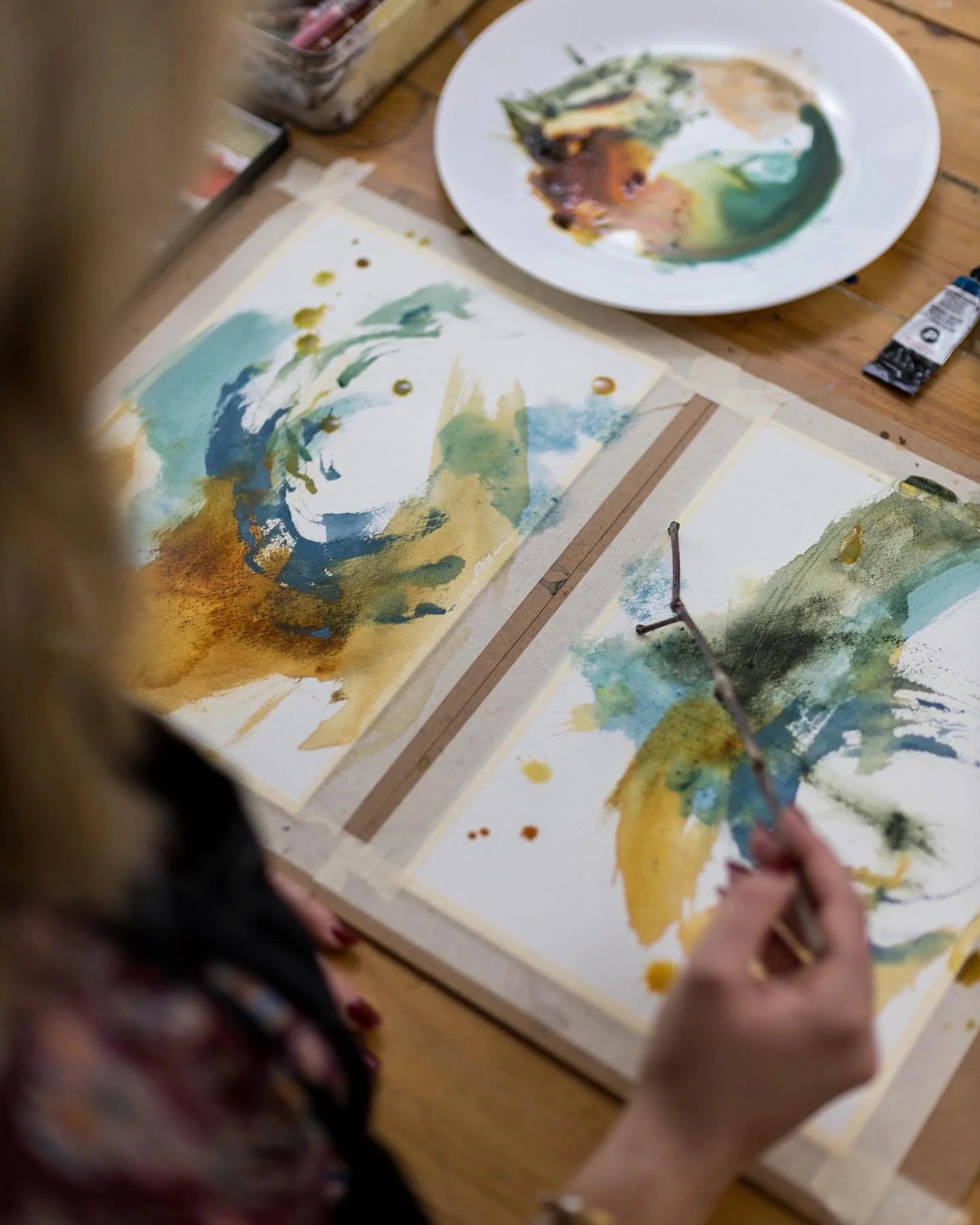 Filming lessons for my next online course today. Letting go of brushes and seeing what happens when I use other tools instead.
⠀⠀⠀⠀⠀⠀⠀⠀⠀
Sponges, twigs, and cardboard scraps are getting a lot of love in this process 💙
⠀⠀⠀⠀⠀⠀⠀⠀⠀
Do you have a favouri